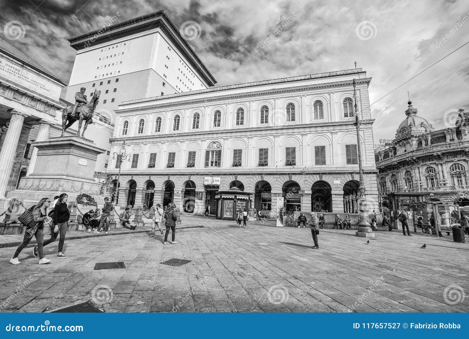 Opinião o teatro de Carlo Felice e Garibaldi Statue em De Ferrari Quadrado no centro da cidade de Genoa Genova, Itália, Europa