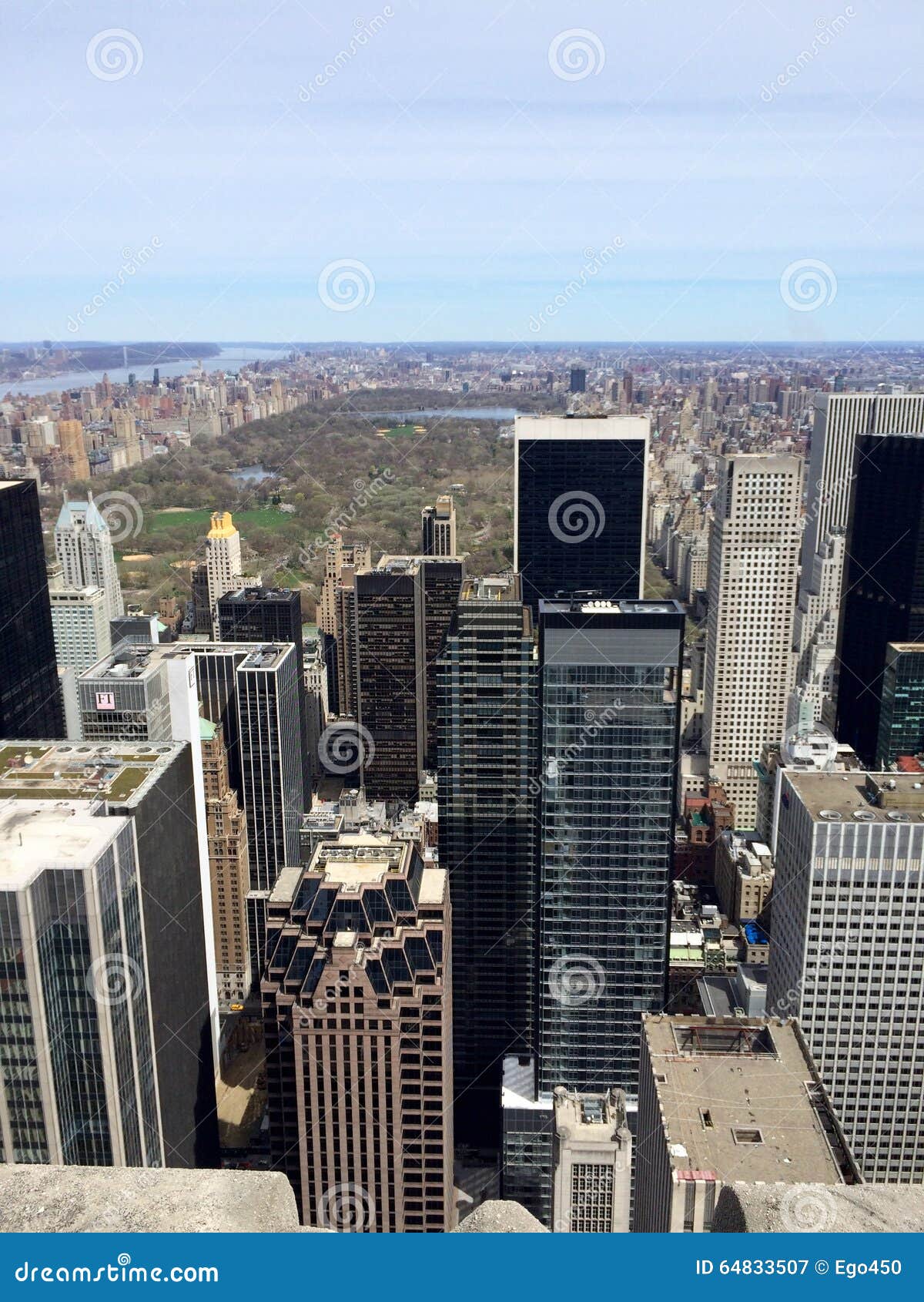 Opinión de Manhattan y de Central Park en NYC, los E.E.U.U. Nueva York, los E.E.U.U. - 19 de abril de 2015: El Central Park es uno de los lugares más famosos en Manhattan, New York City Opinión de la plataforma de observación del centro de Rockefeller Foto móvil