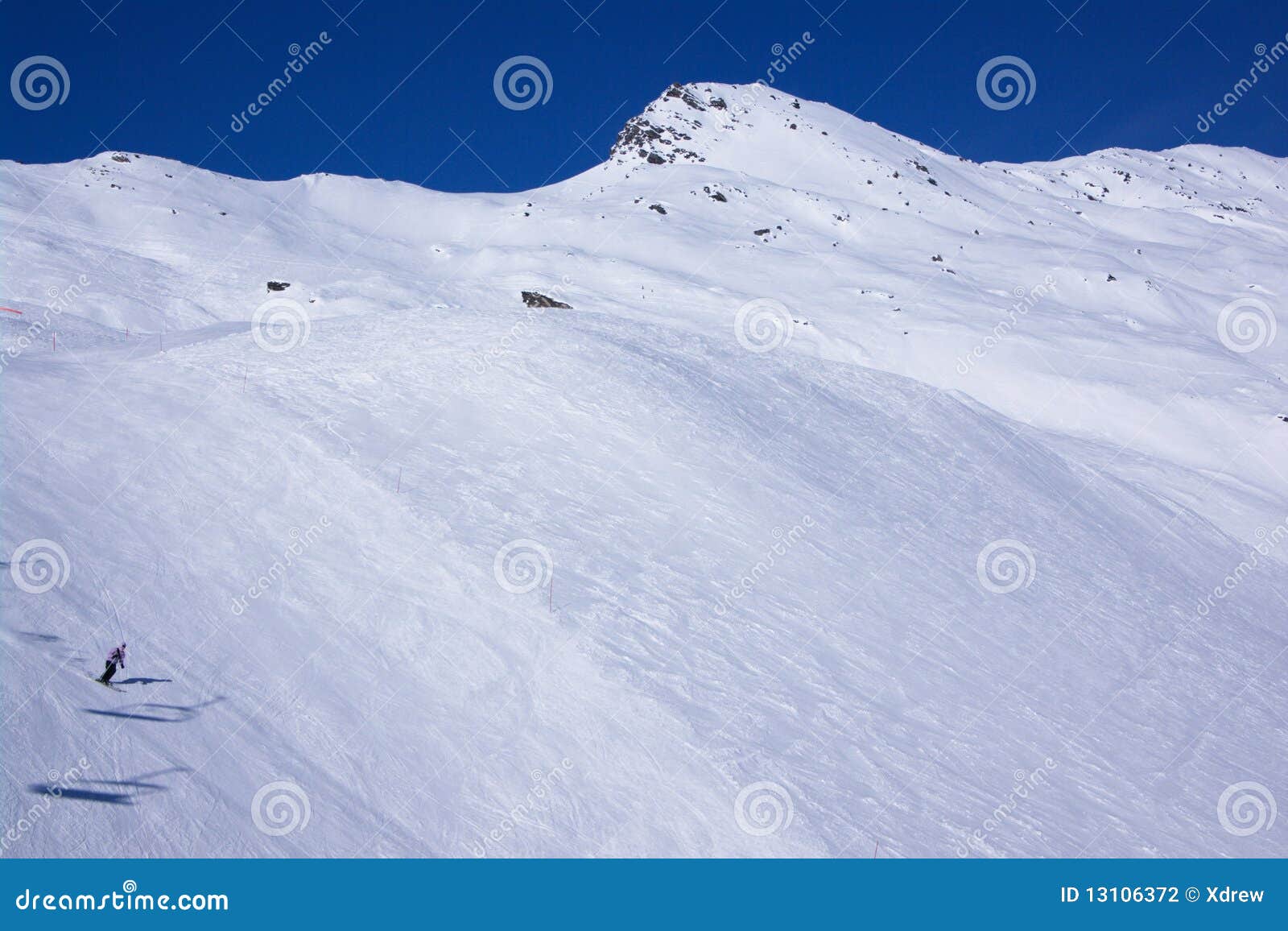 Opinión del invierno de la estación de esquí. Opinión sobre cuestas de montaña alpestres del invierno de la nieve. Les Contamines, montan@as, Francia, Europa.