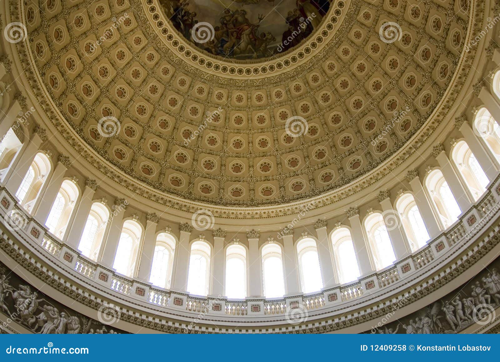 Opinión interior sobre el techo de la Rotonda del capitolio de los E.E.U.U. en Washington DC