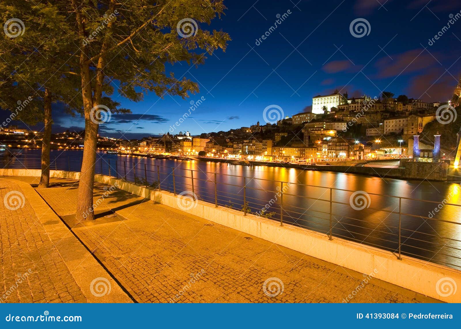 oporto at night