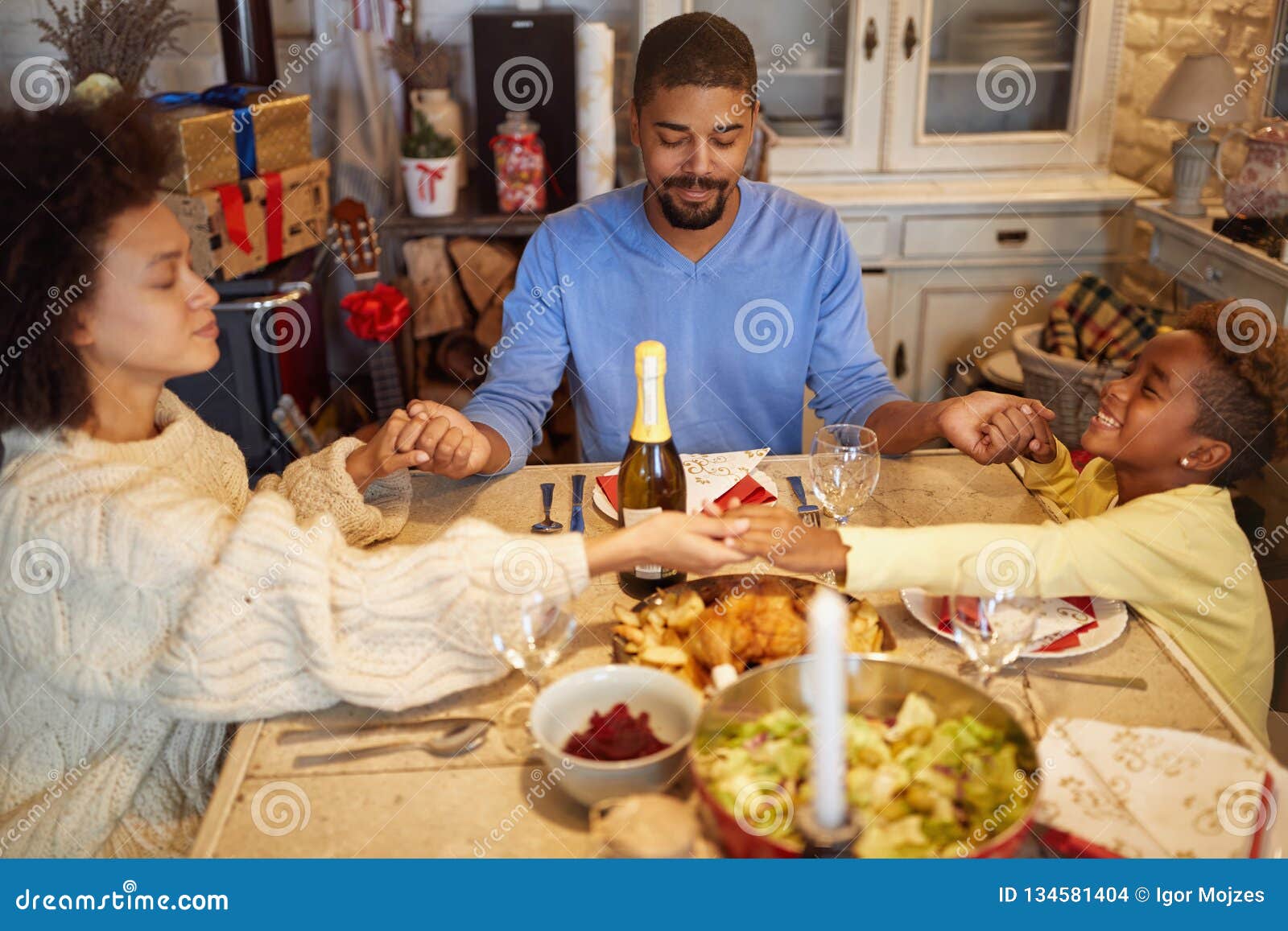 Oração Do Natal - Jantar Da Família Em Casa Foto de Stock - Imagem de  jantar, luzes: 134581404