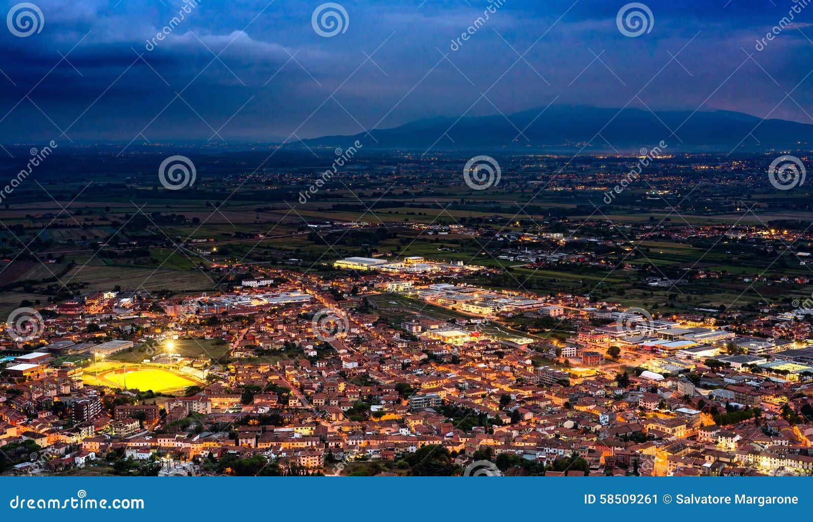 Ora blu. Paesaggio urbano al crepuscolo a Monsummano Terme, Toscana, Italia Italia