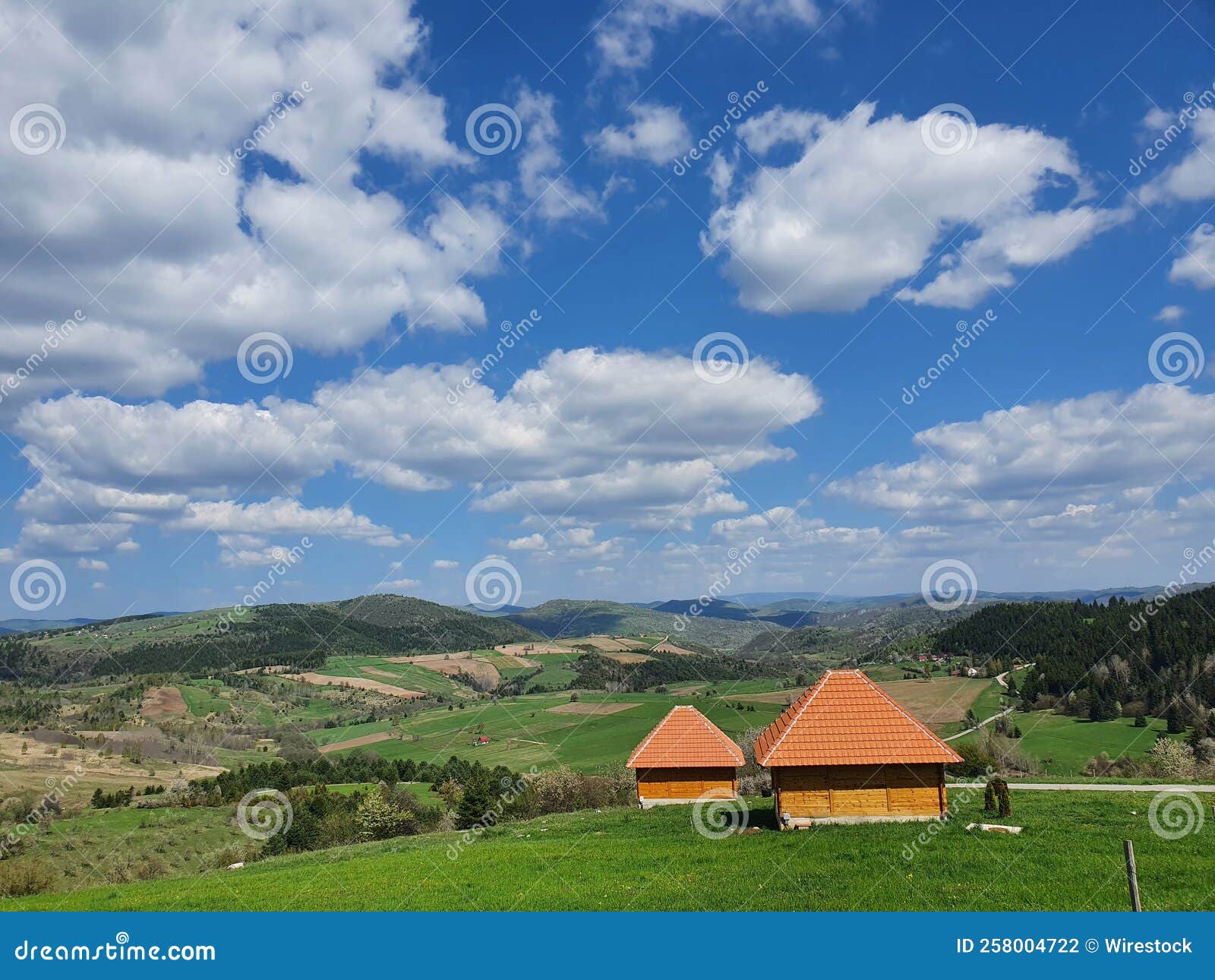 orange alcoves in the meadow with mountains and green meadow in the background