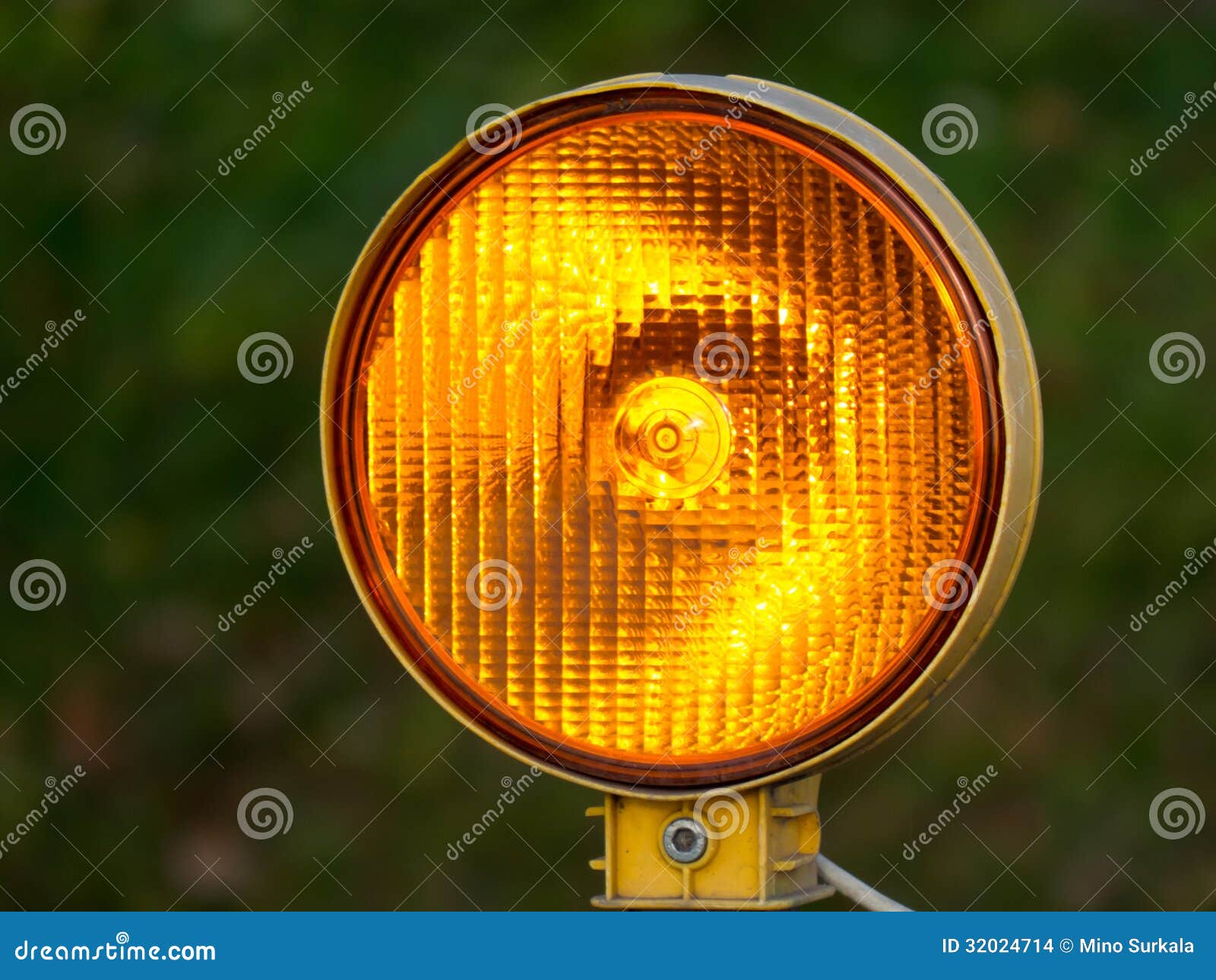 Orange Ampel stockfoto. Bild von warnung, aufmerksamkeit - 32024714