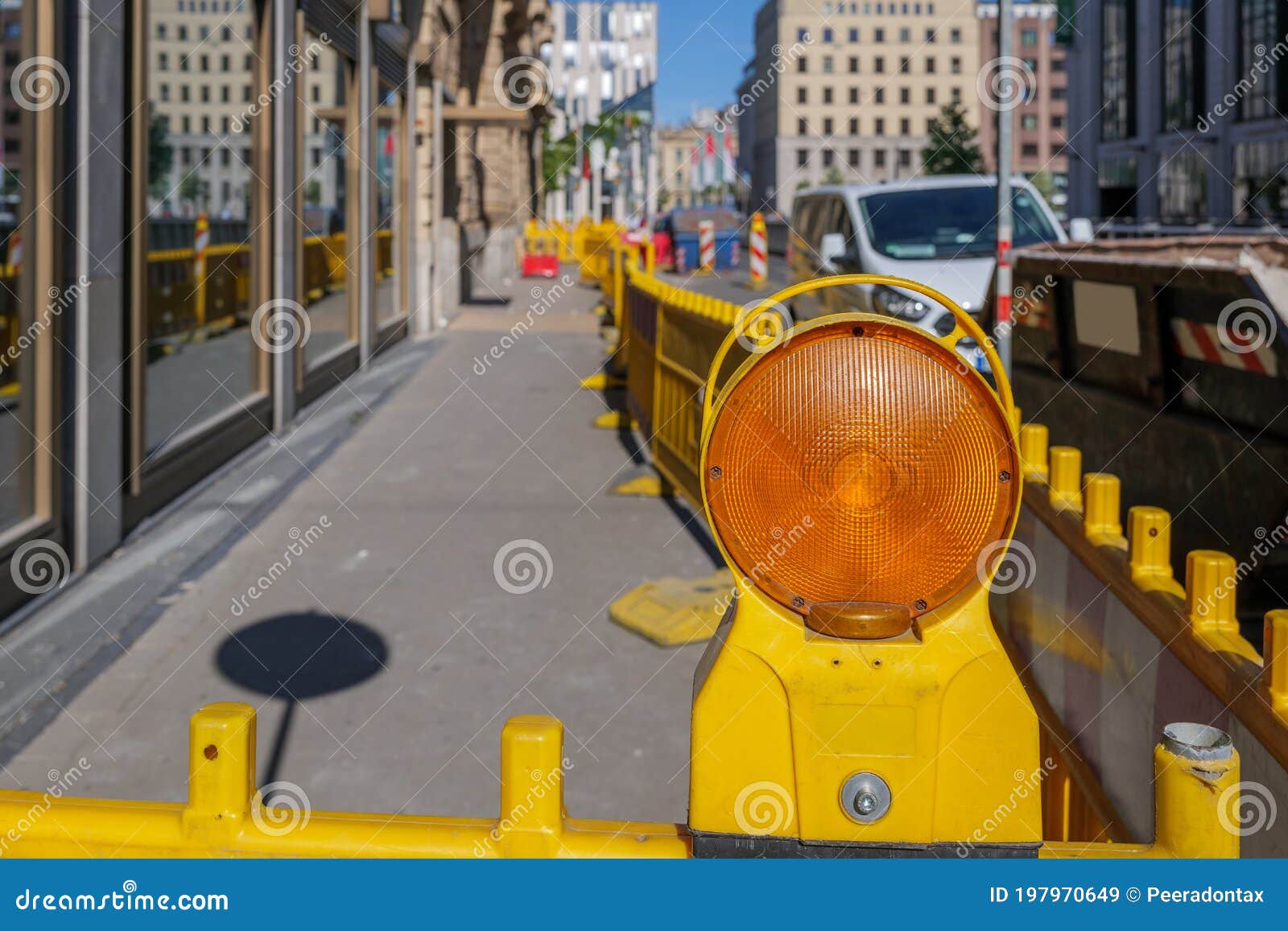 https://thumbs.dreamstime.com/z/orange-bernsteinfarbiges-warnlicht-und-plastiksperren-f%C3%BCr-baustelle-vorwarnung-der-n%C3%A4he-hohe-meinung-amber-plastikan-den-197970649.jpg