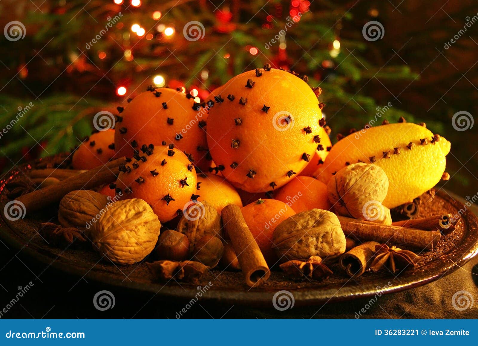 Orange De Noël Avec Des Clous De Girofle Image stock - Image: 36283221