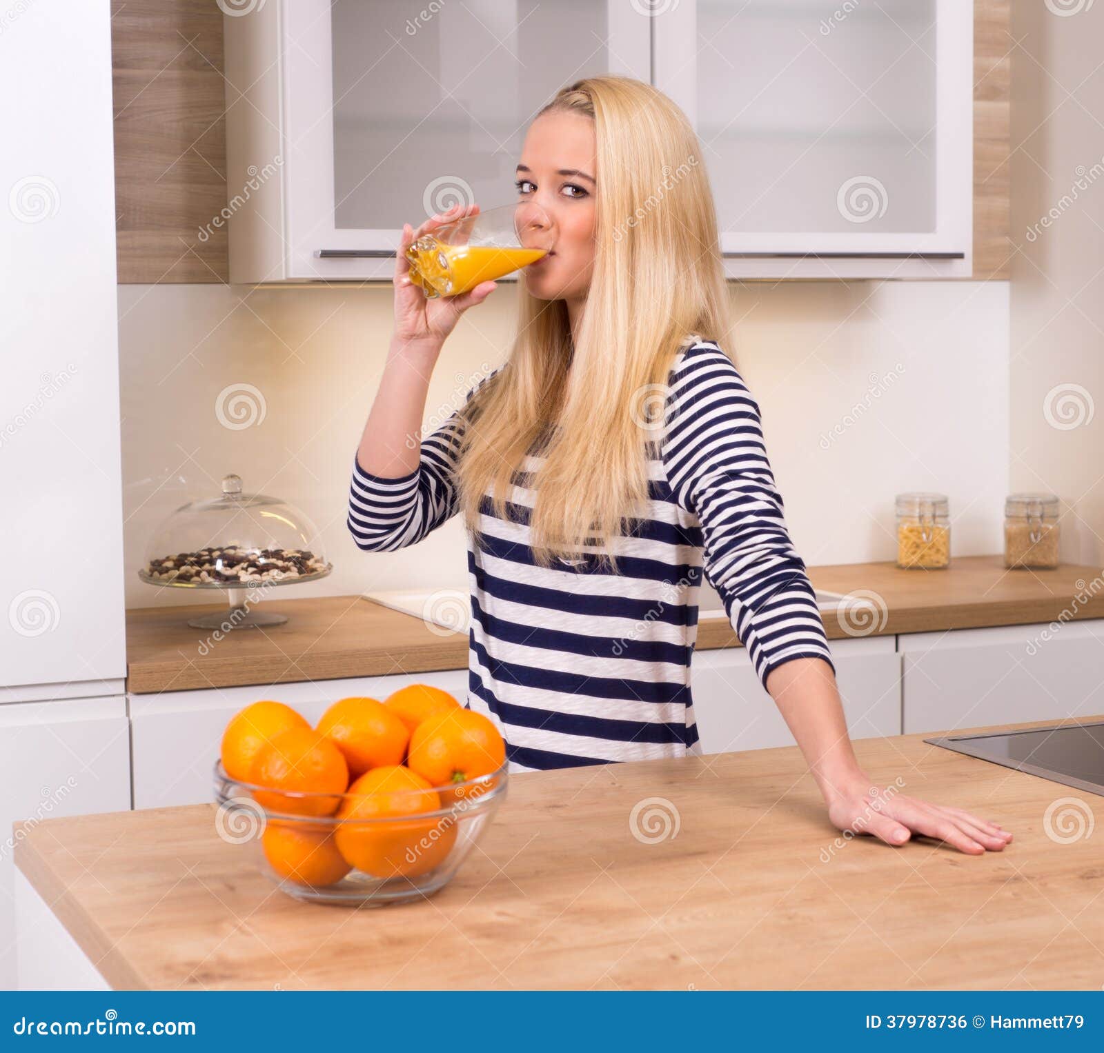 https://thumbs.dreamstime.com/z/orange-juice-kitchen-37978736.jpg