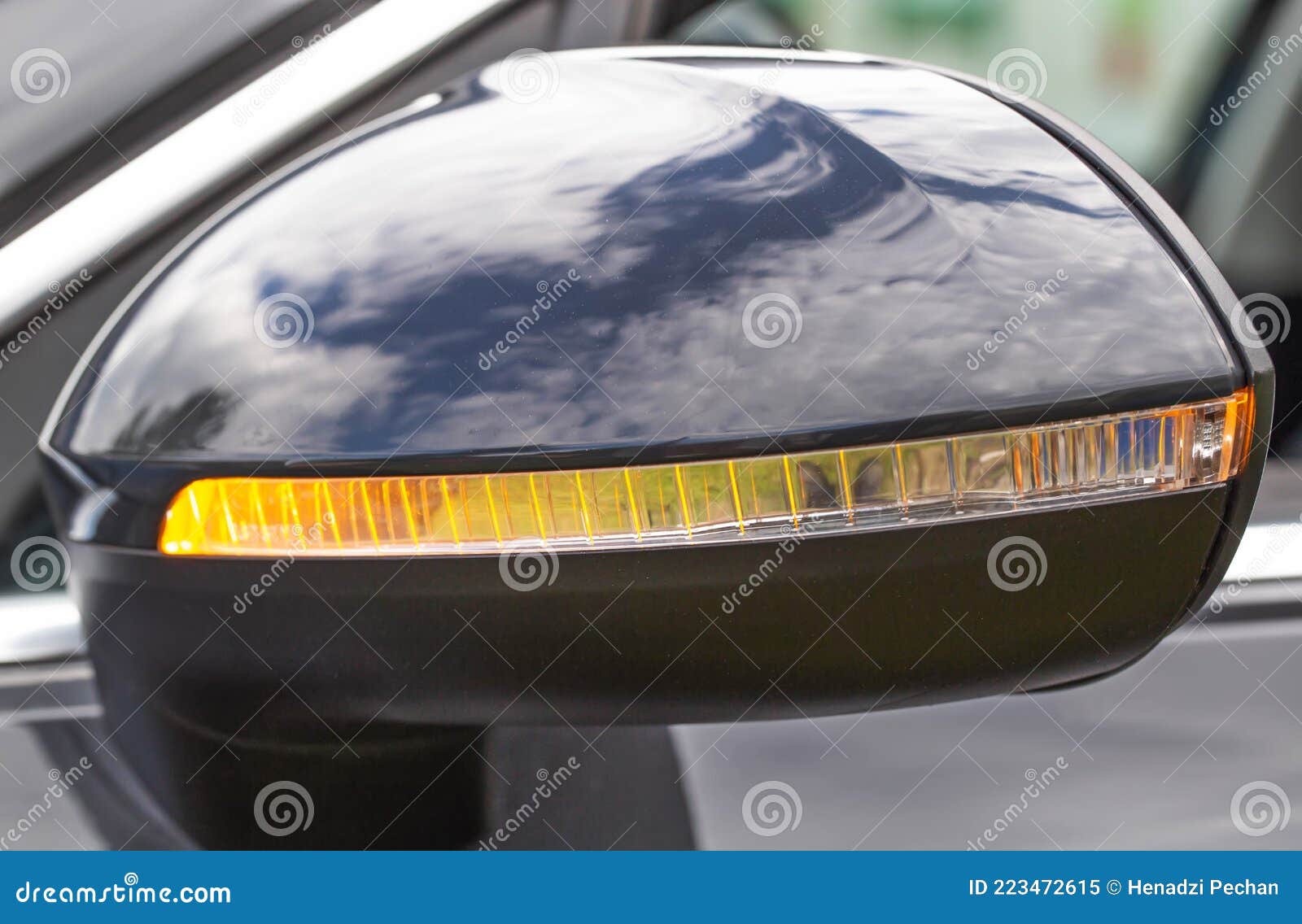 Orange LED-Blinker Im Spiegel Eines Modernen Auto Nahaufnahme