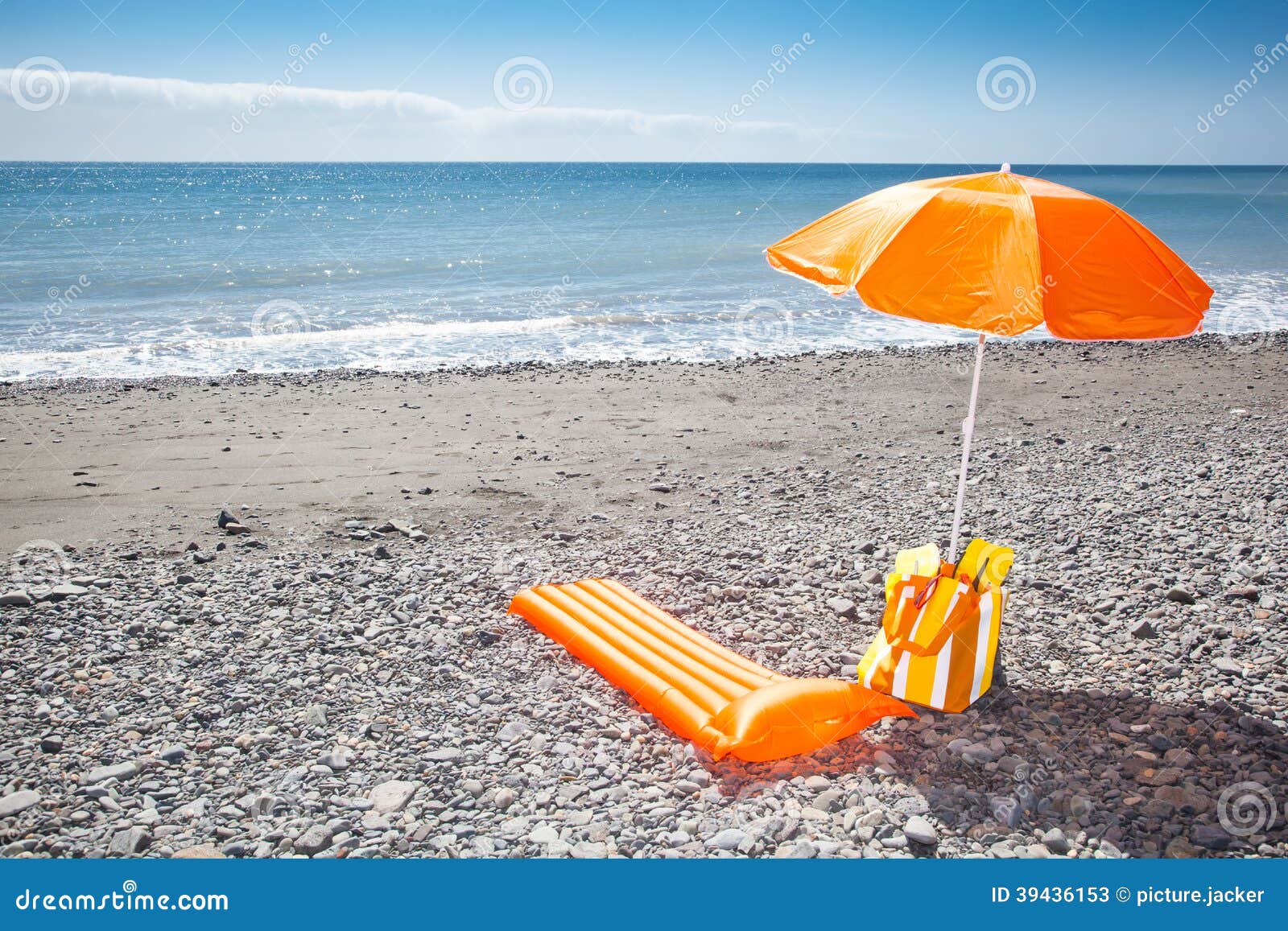 Orange Sonnenschutz an Einem Schwarzen Strand Stockbild - Bild von schutz,  matratze: 39436153