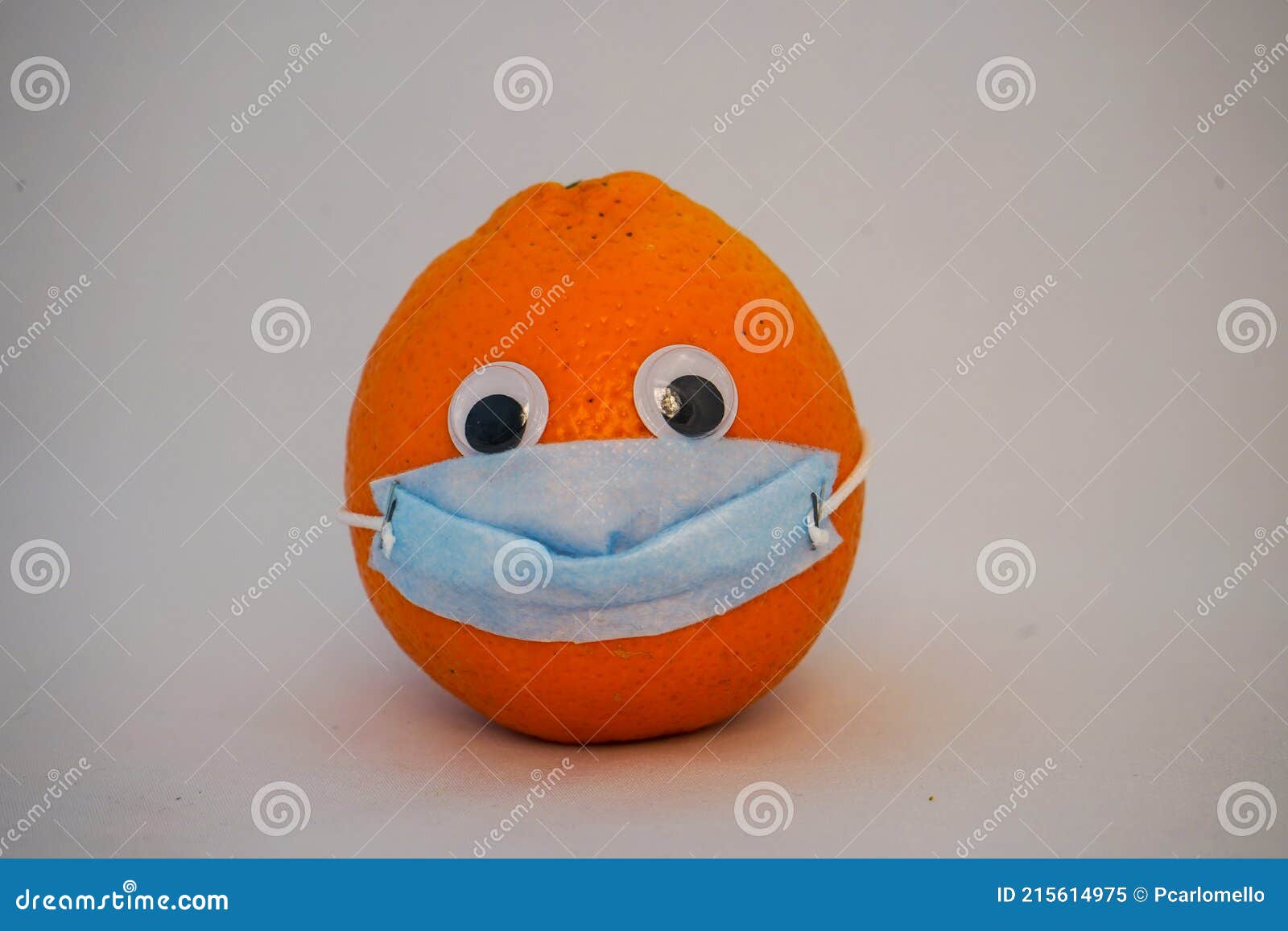arancio con maschera chirurgica