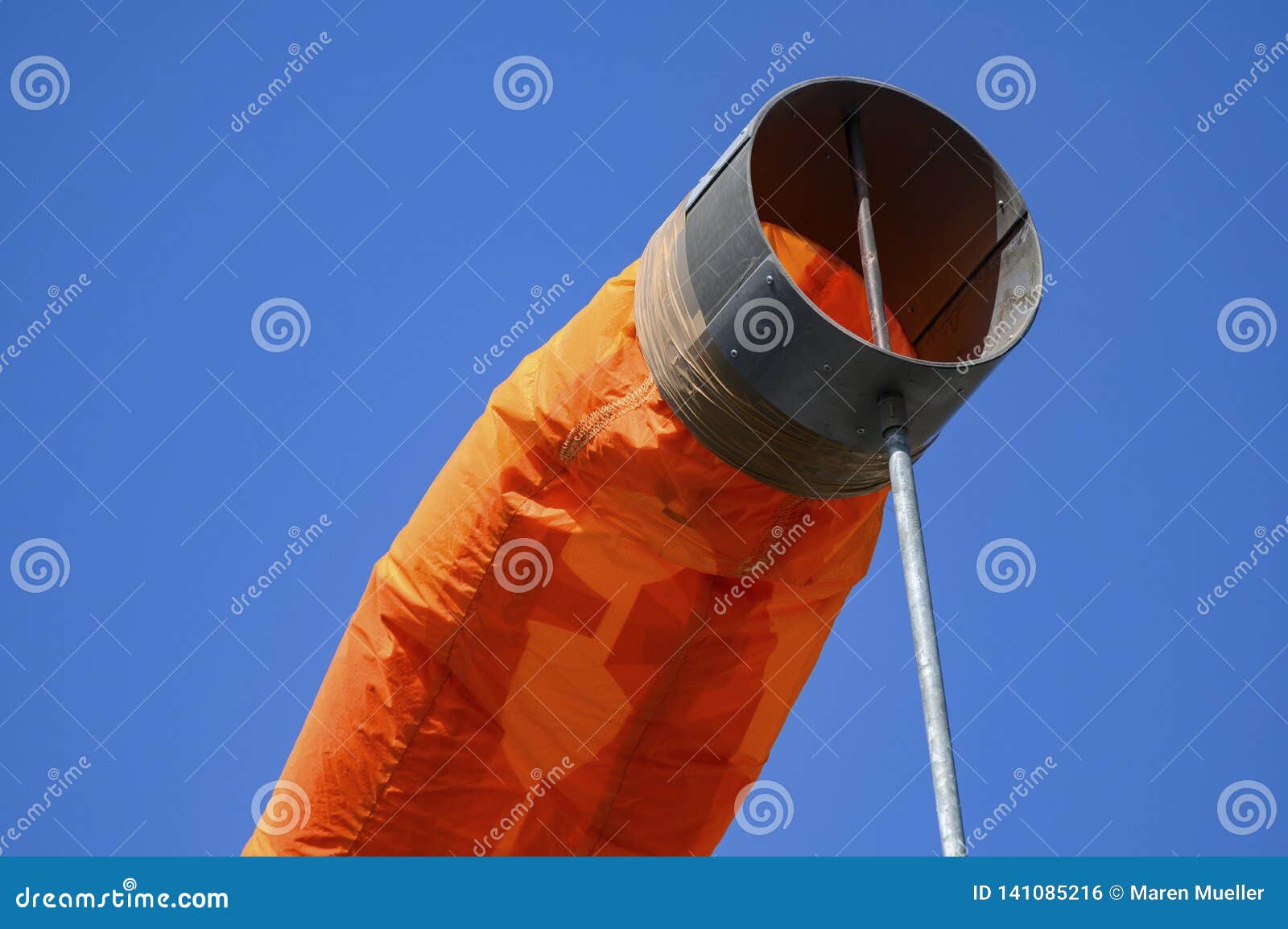 ORANGE WINDSOCK IM WIND. Dieser Windsock war in einer Hafenwand 
bis der letzte Sturm ihn wegnahm