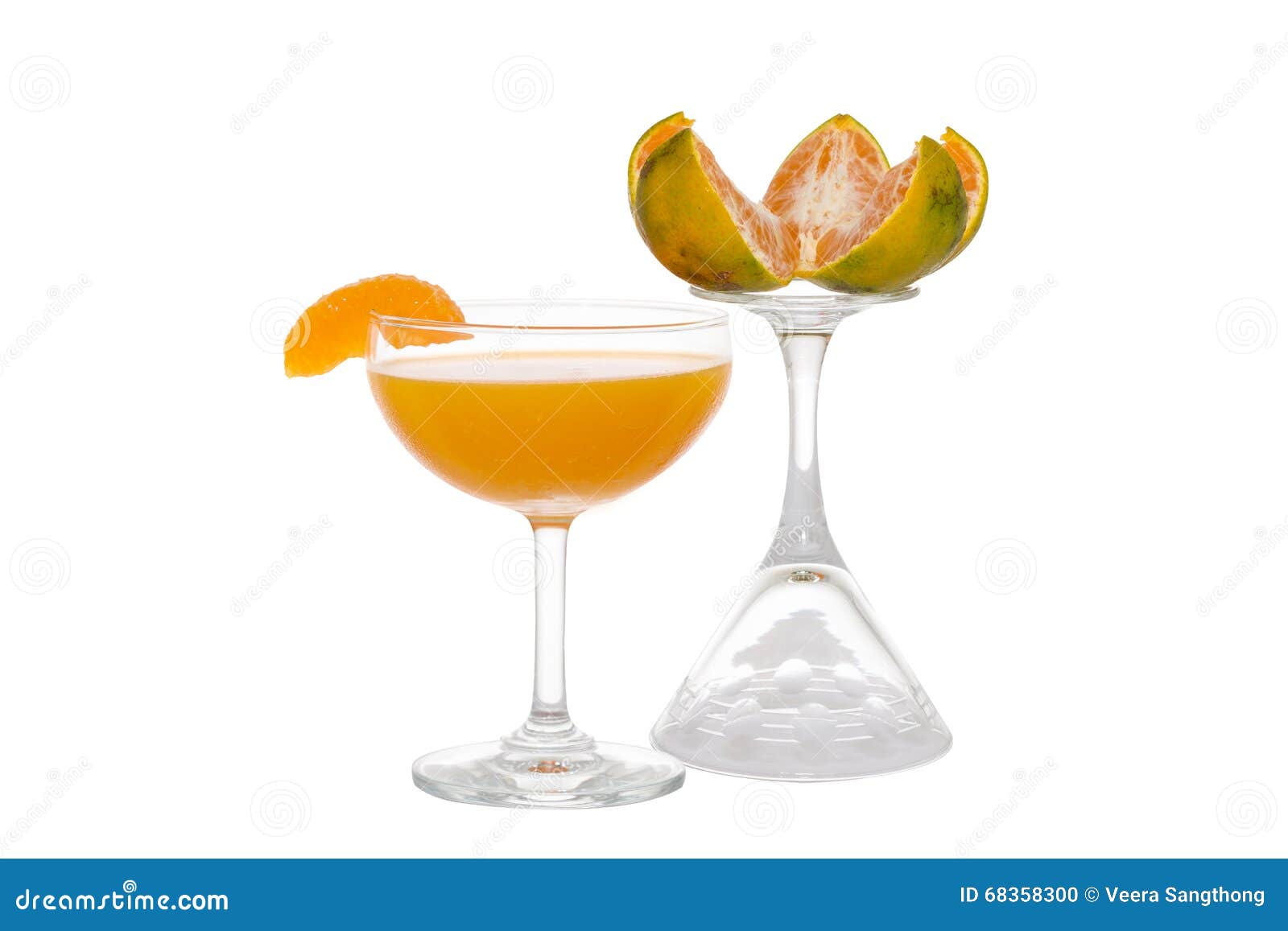 Orangensaft mit orange Scheibe. Orangensaft mit der Orange getrennt auf weißem Hintergrund