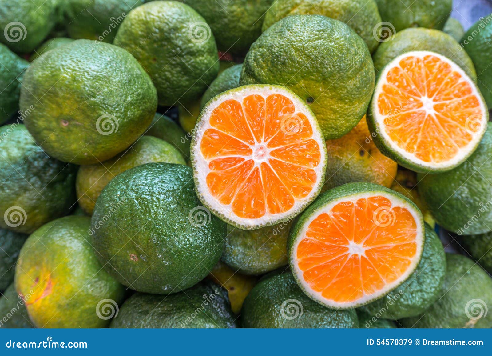 Oranges vertes asiatiques image stock. Image du juteux 54570379