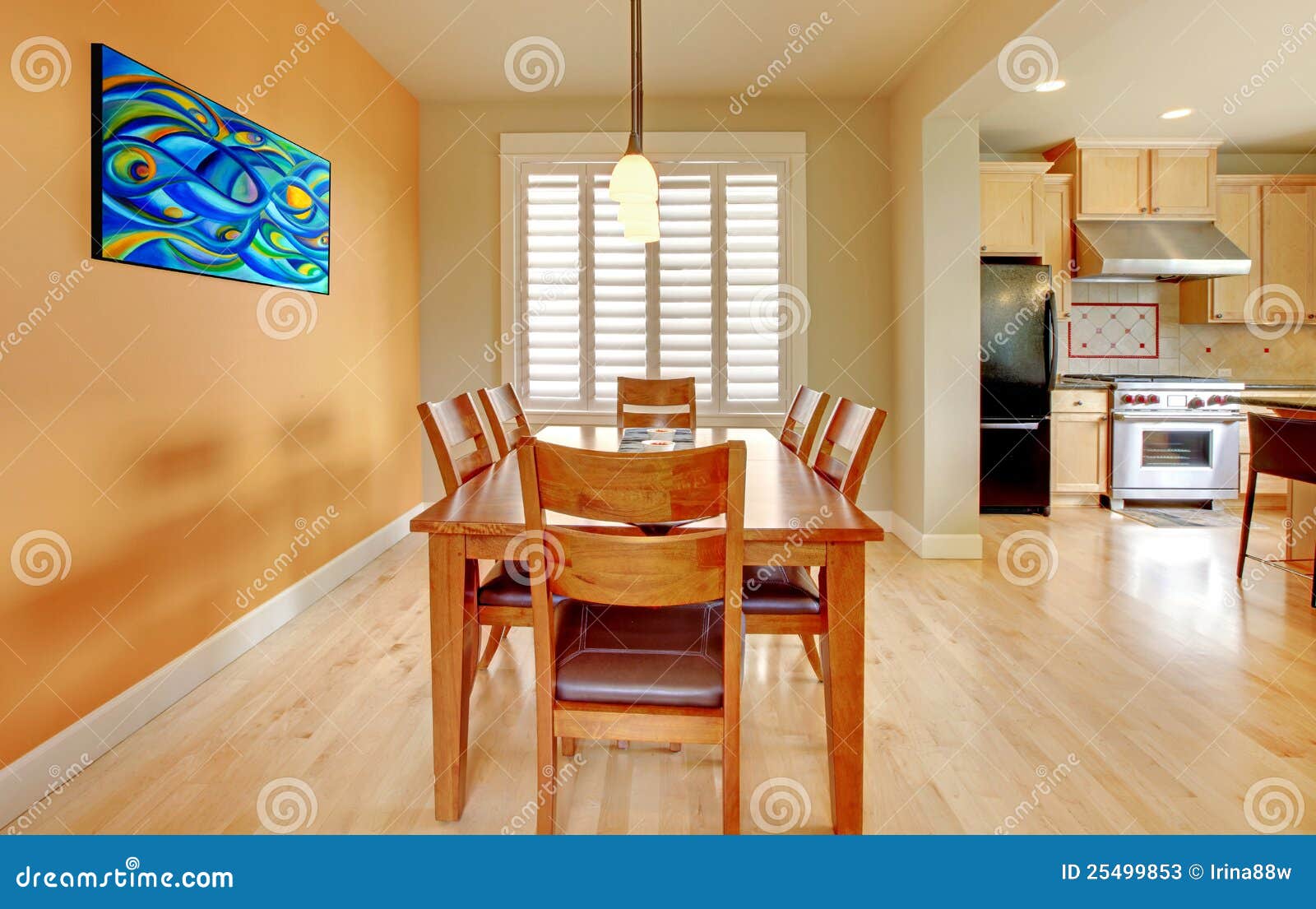 Oranje eetkamer met houten vloer en keuken. stock foto's ...
