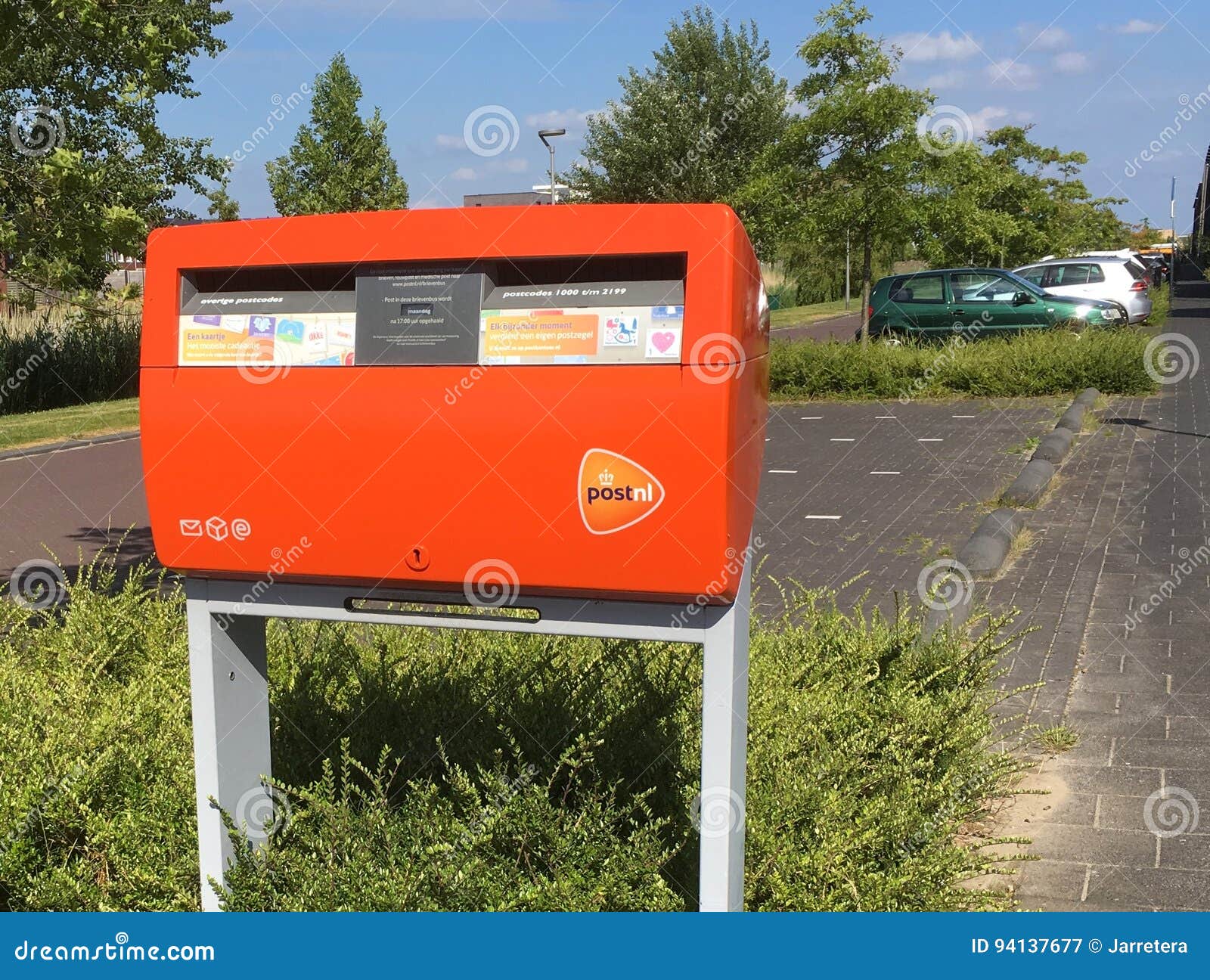 Inwoner Veroorloven koel Oranje PostNL-brievenbus redactionele fotografie. Image of brieven -  94137677