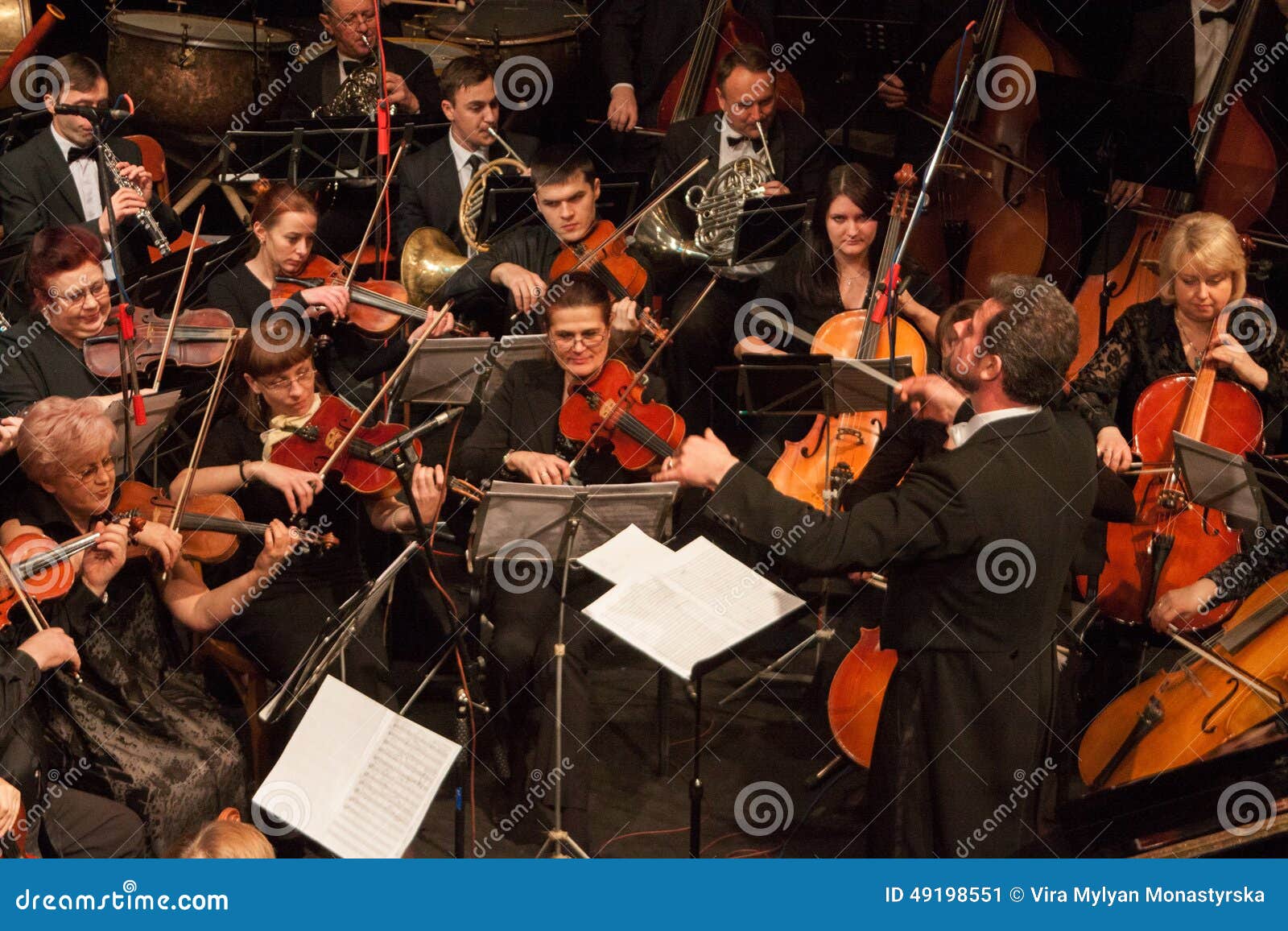 Orchestra sinfonica fotografia editoriale. Immagine di spigola 49198551