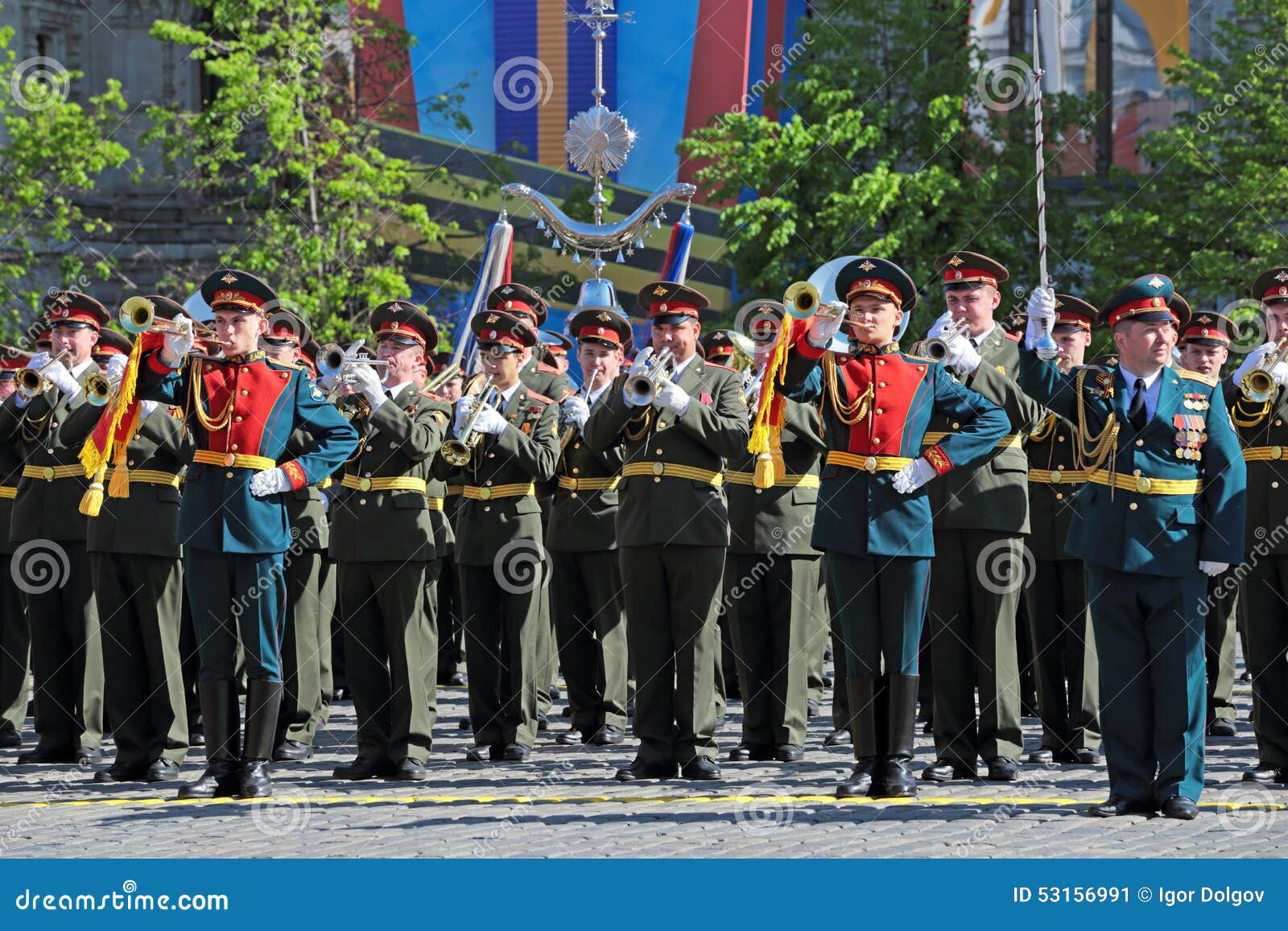 Песня 9 мая проходит парад оркестры играют. Военный духовой оркестр на красной площади. 9 Мая военный оркестр красная площадь. Духовой оркестр день Победы. Фанфаристы на параде.