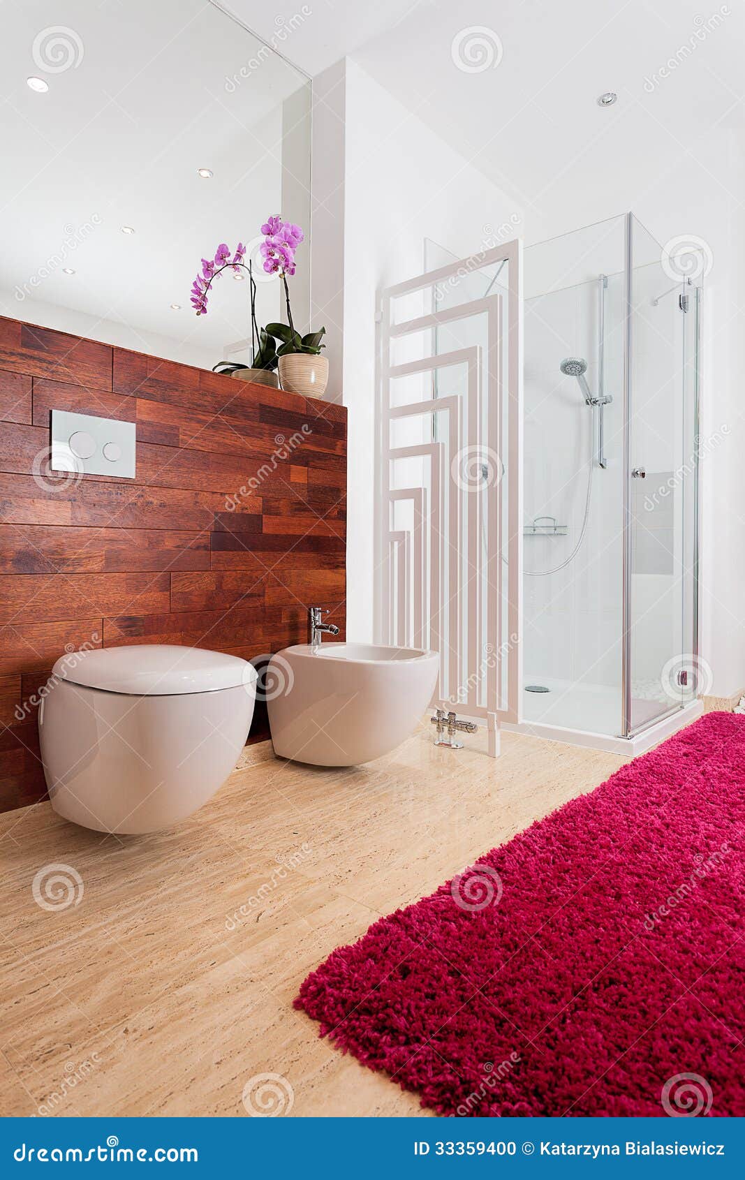 Orchidée et tapis rouge dans la salle de bains photo stock image ...