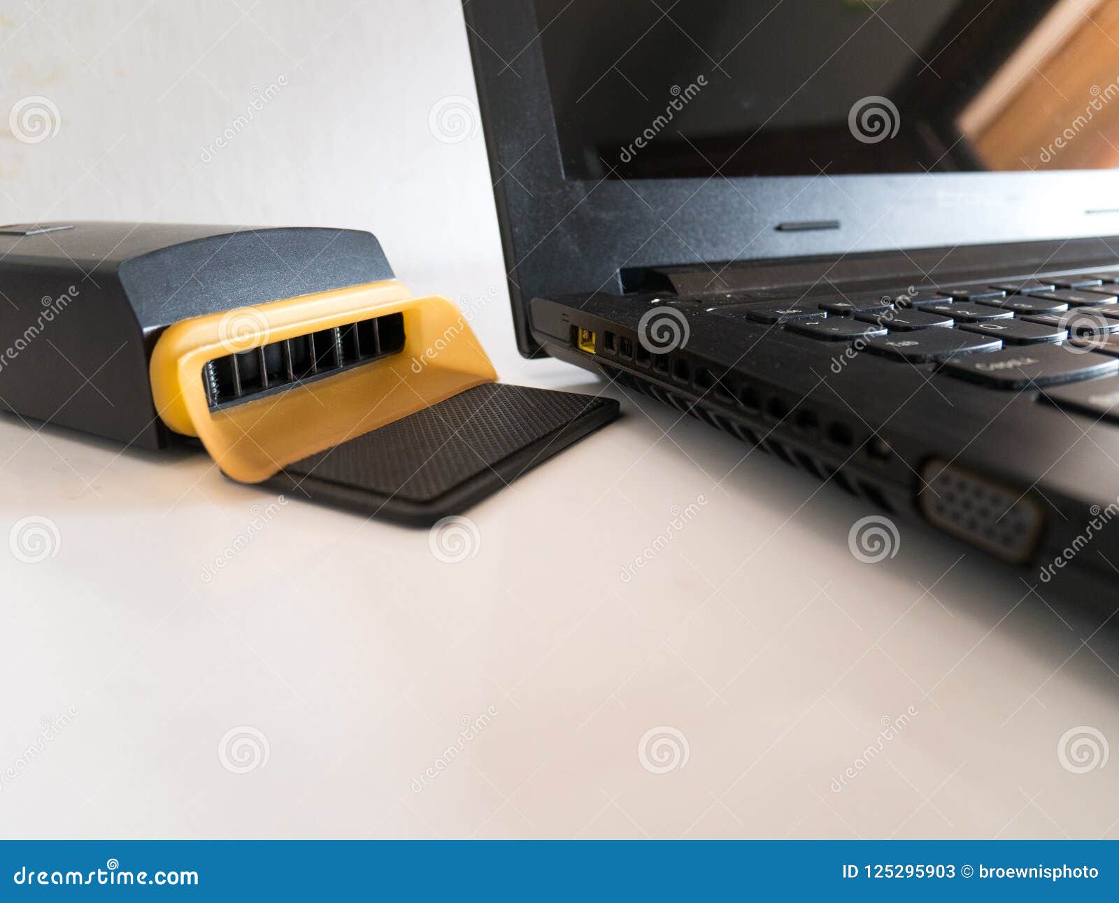 en caso Reportero girasol Ordenador Portátil Con El Refrigerador Del Vacío Para Chupar Temperatura  Caliente Dentro Del Ordenador Portátil Imagen de archivo - Imagen de  temperatura, refrigerador: 125295903