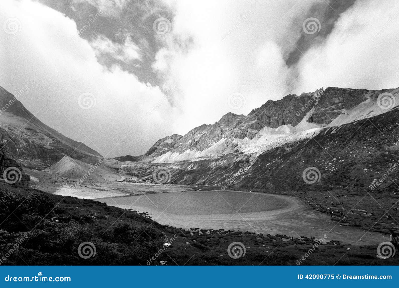 Ordenhe o lago na montanha da neve do budismo de Shangrila. Ordenhe o lago na montanha da neve de Shangrila com medidores mais altos da altura de 4.000 que é um lugar sagrado para o budismo tibetano situado na província China de Yunan