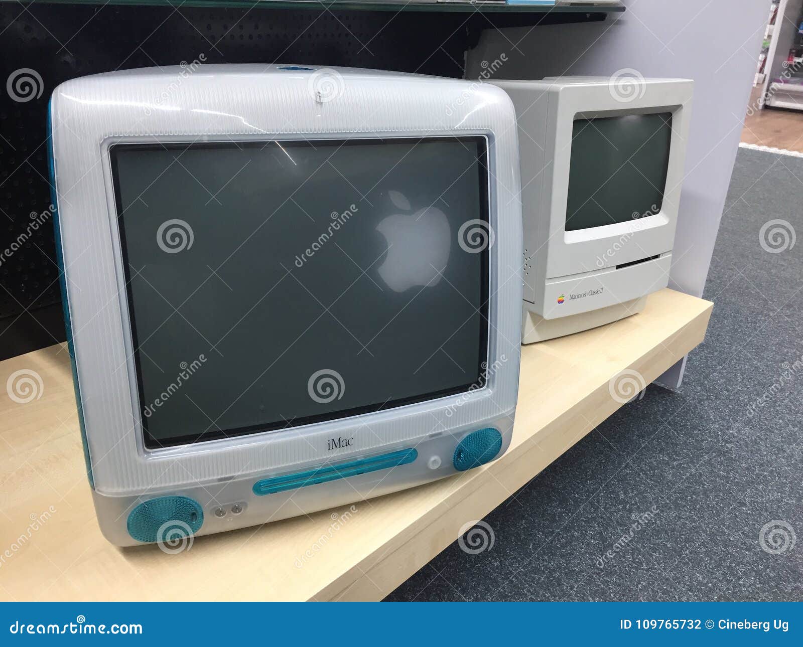 Berlin, Allemagne - 7 février 2018 : Ordinateur d'Apple iMac G3 et classique II de Macintosh Apple est une société multinationale américaine de technologie qui conçoit, développe et vend l'électronique grand public