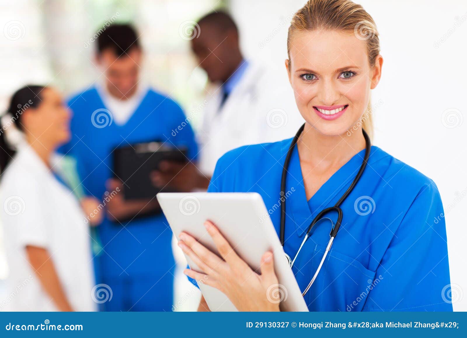 Ordinateur de tablette d'infirmière. Infirmière assez médicale avec l'ordinateur de tablette dans l'hôpital