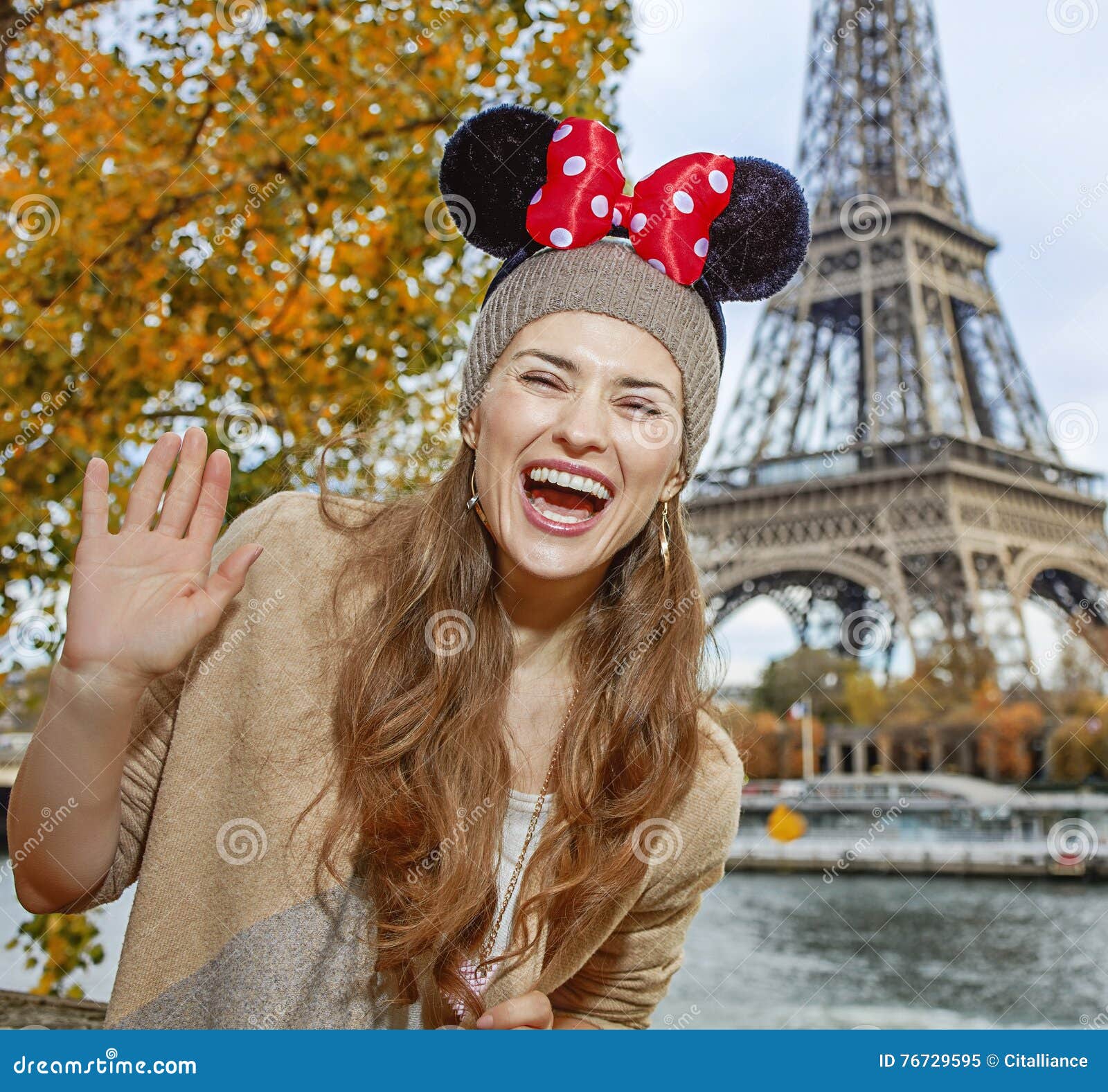 Orecchie Turistiche Di Minnie Mouse Del ‚della Donna ÑˆÑ a Parigi Che  Handwaving Immagine Editoriale - Immagine di limite, argine: 76729595