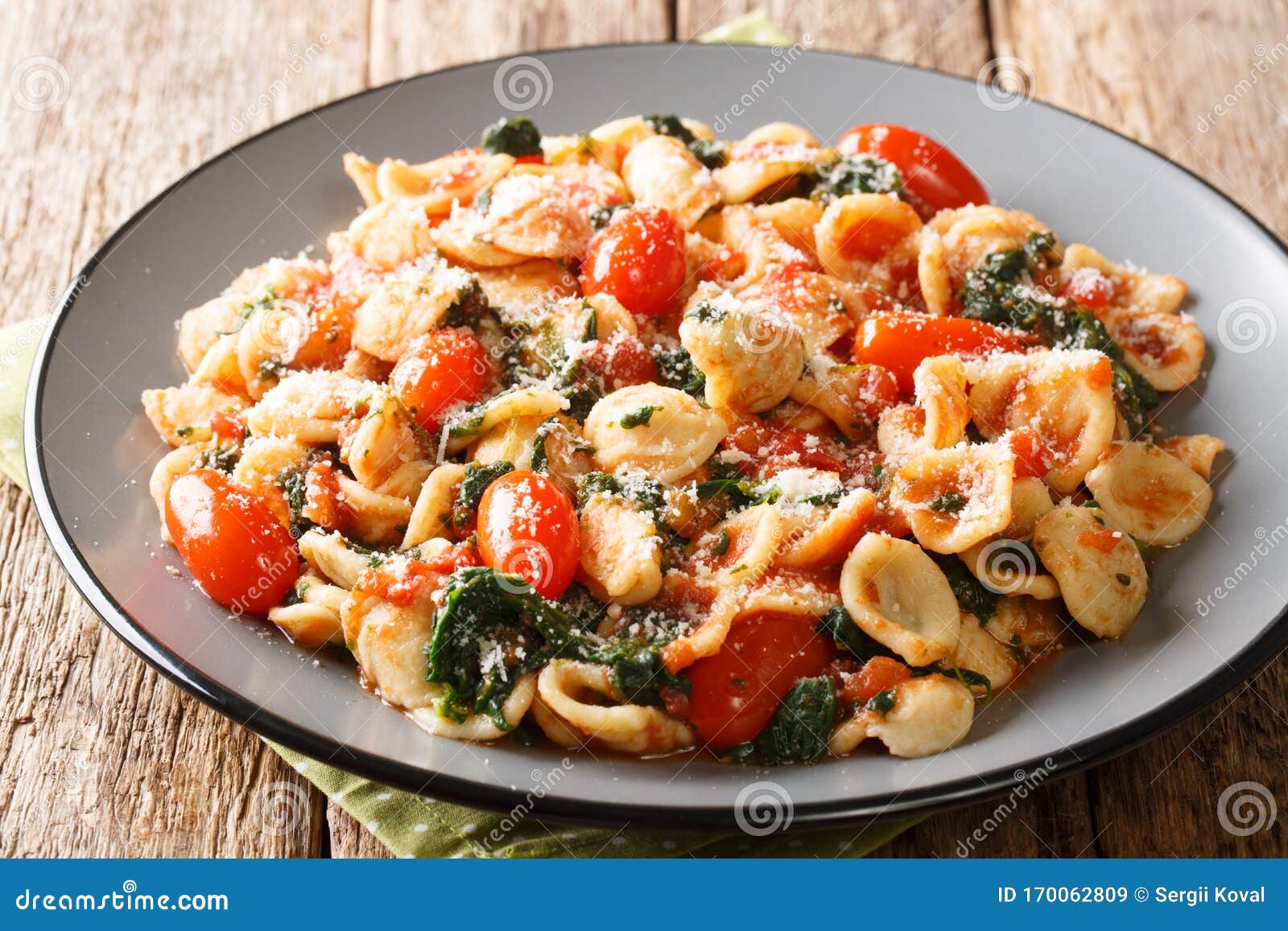 Orecchiette-Teigwaren Mit Spinat in Der Tomatensauce Besprüht Mit ...