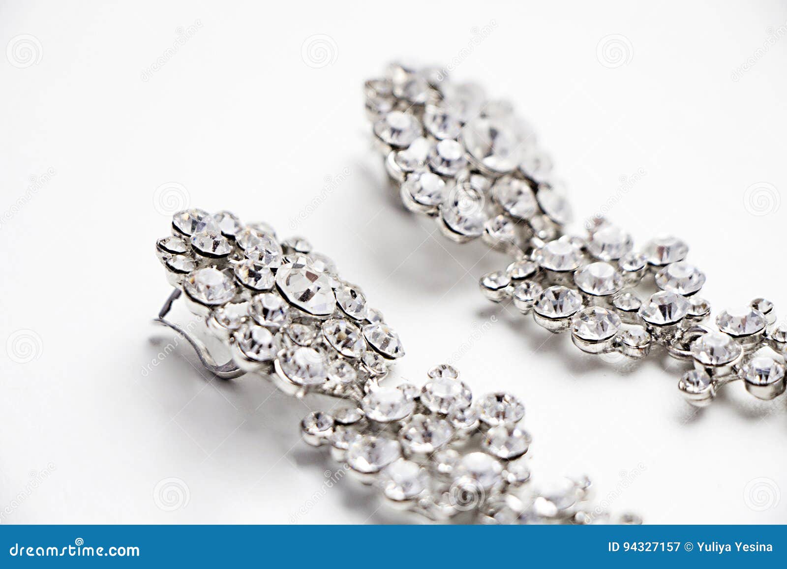 Orecchini D'argento Con Le Gemme Su Fondo Bianco Immagine Stock - Foto 2