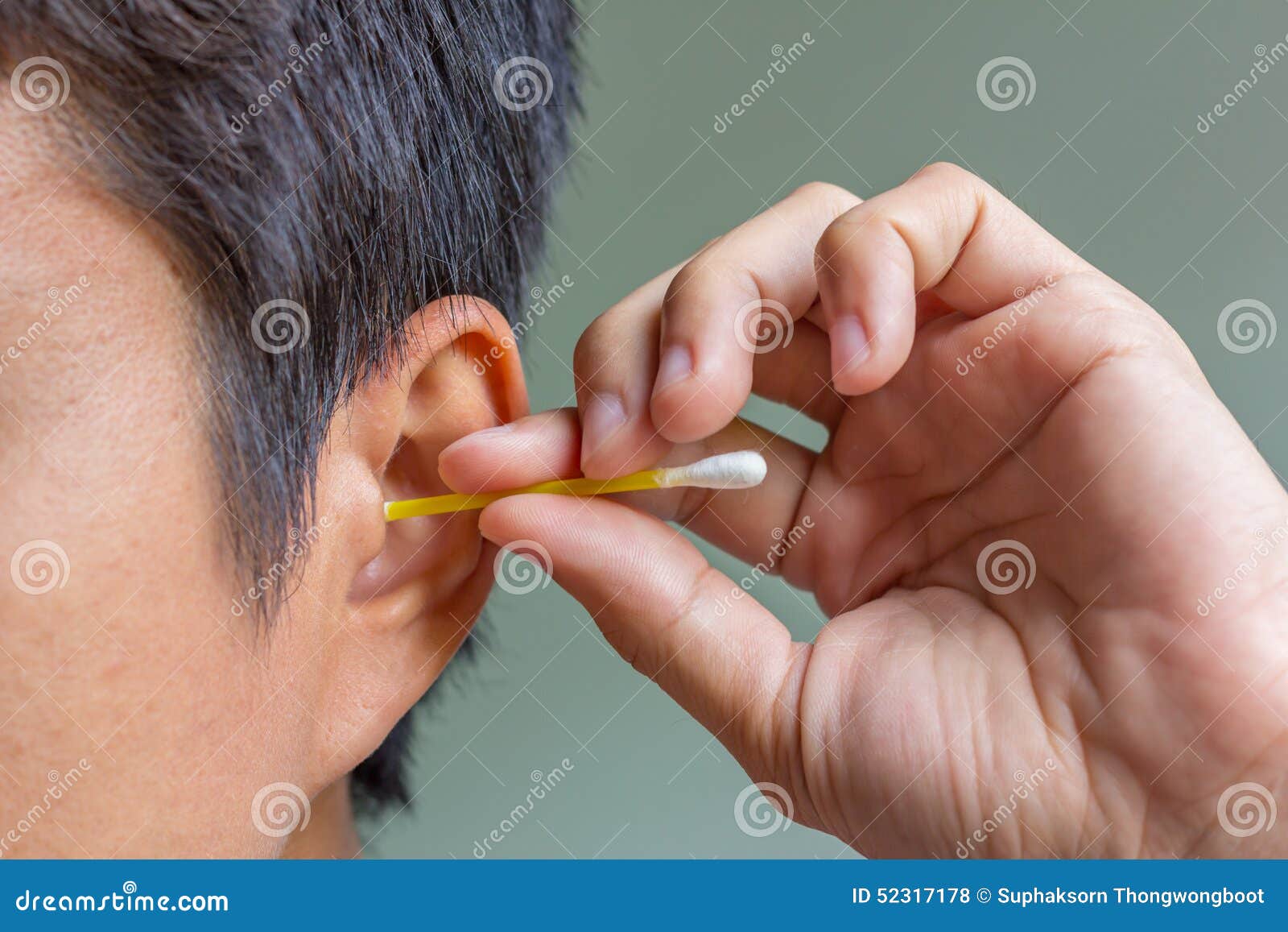 Oreille De Nettoyage Avec Le Bourgeon De Coton Photo stock - Image