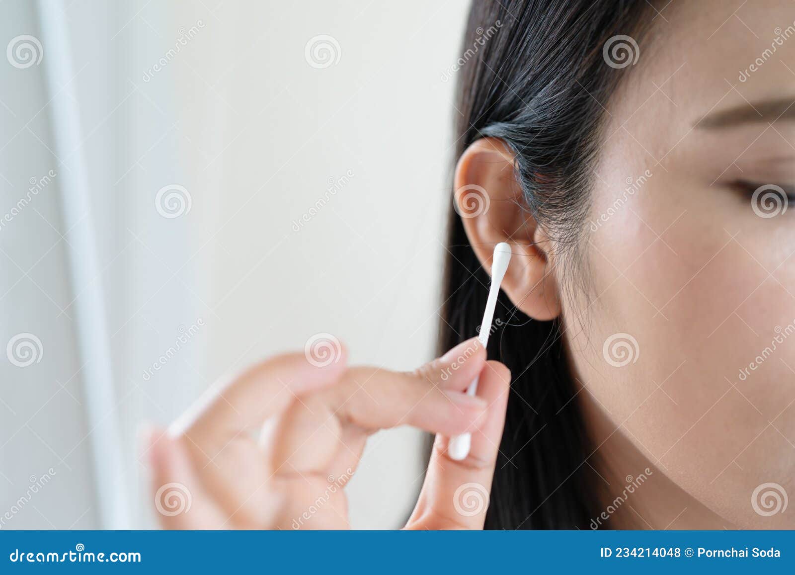 Oreja Limpiadora Para Mujer Con Algodón. Concepto De Cuidado De La Salud Y  Limpieza De Oídos Foto de archivo - Imagen de sano, hermoso: 234214048