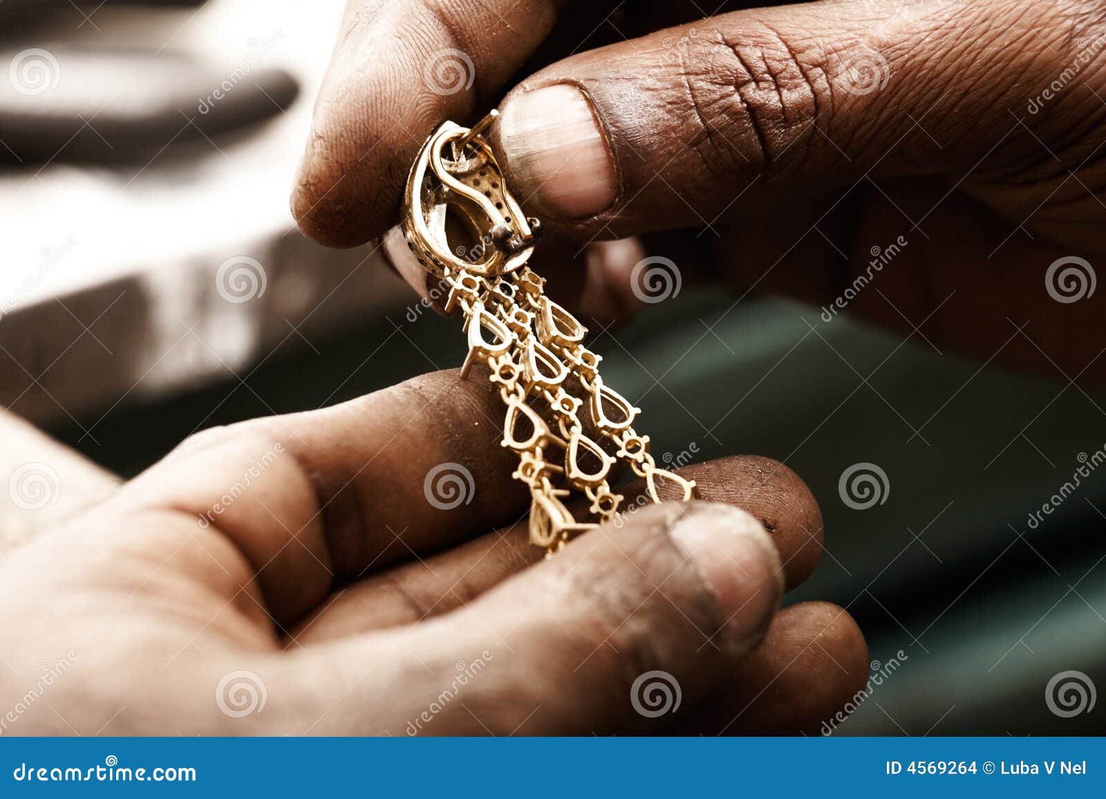 Orfebre y pendiente foto de archivo. Imagen de sucio, joyas 4569264