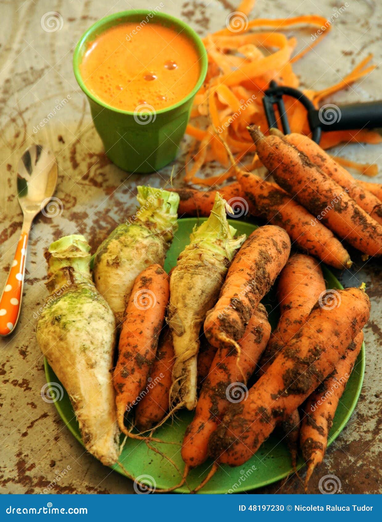organic carrots and carrot juice for a healthy breakfast