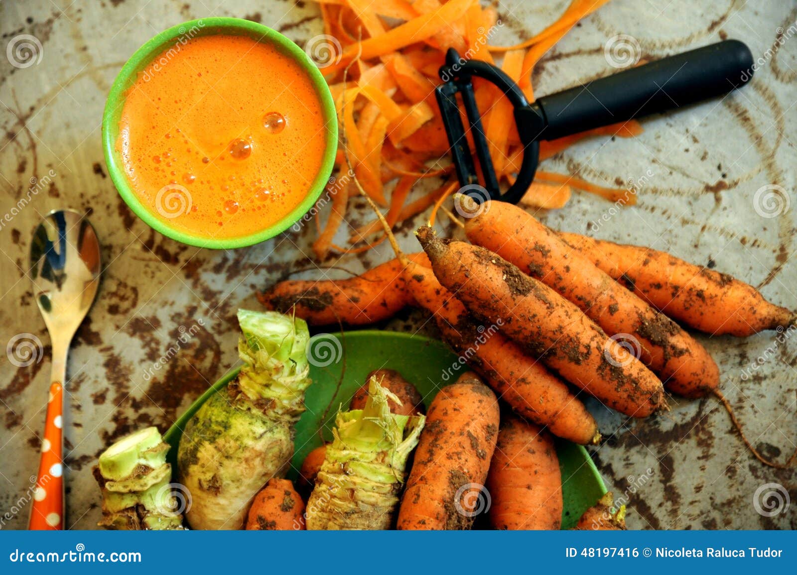 organic carrots and carrot juice for a healthy breakfast