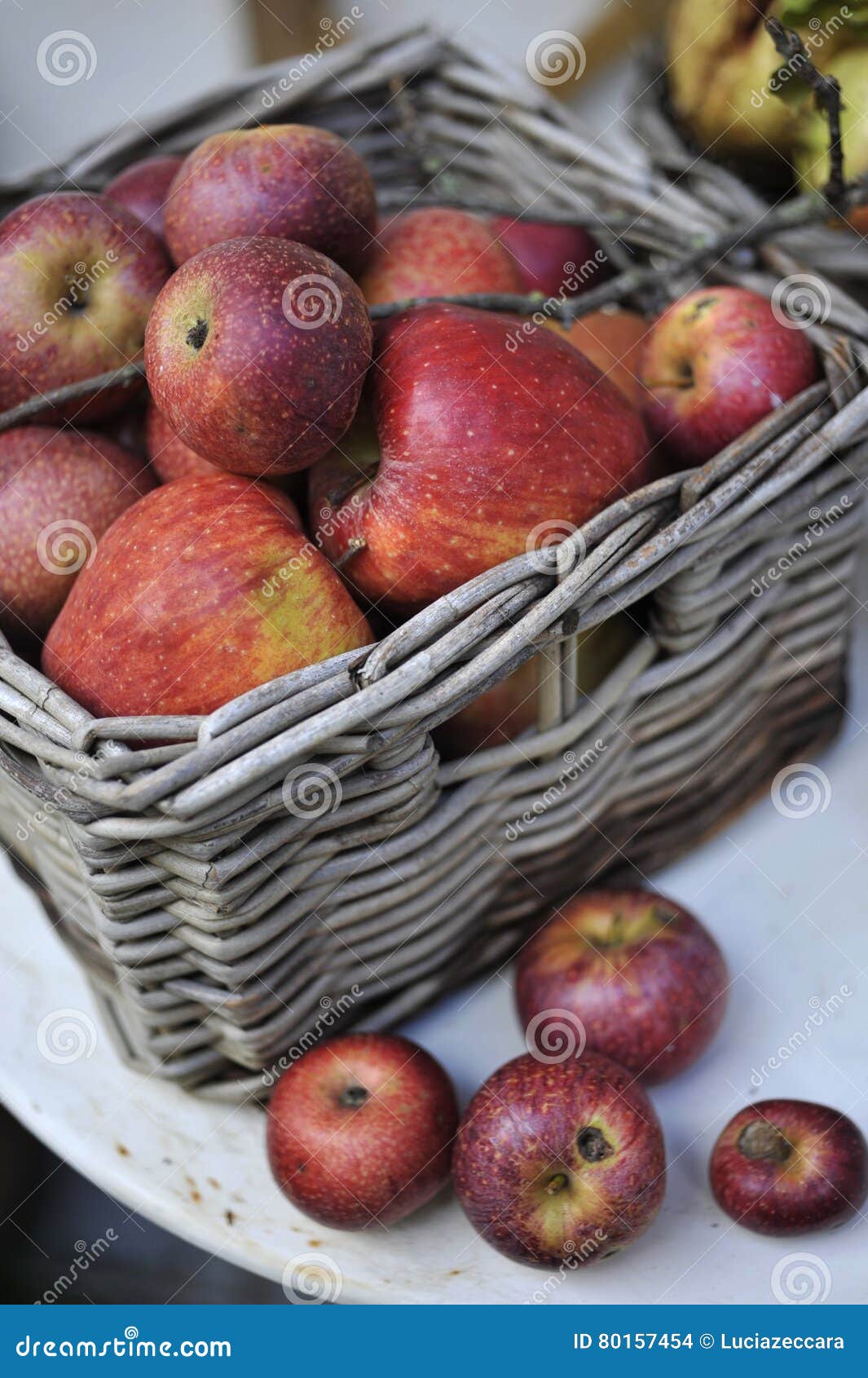 organic red apples
