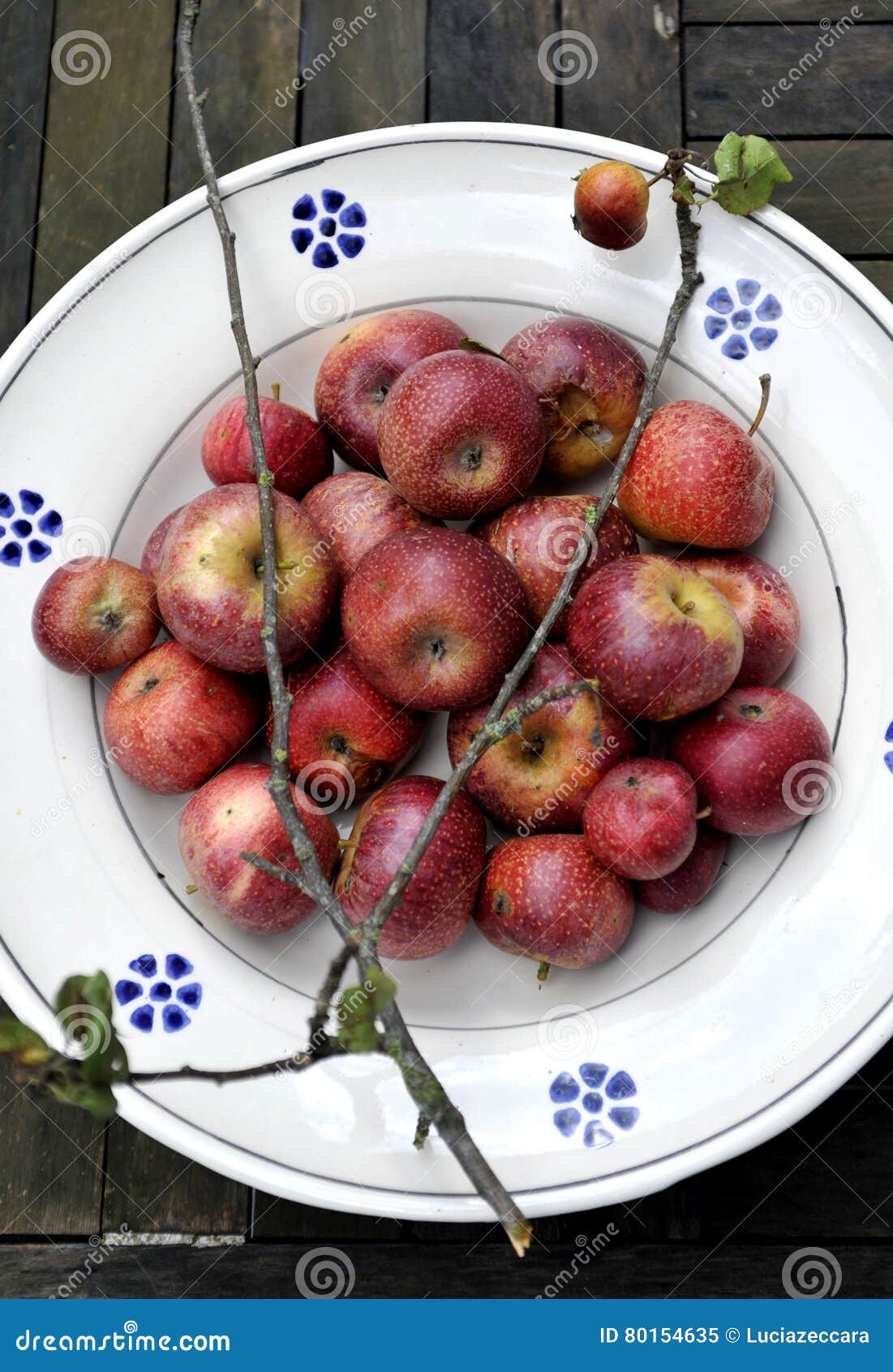 organic red apples