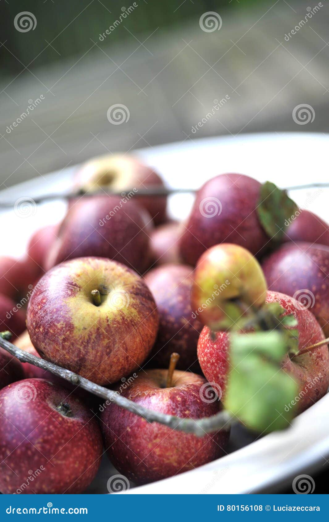 organic red apples