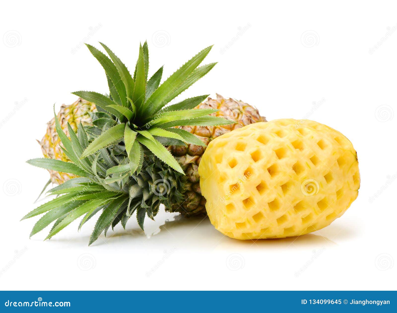 Organique épluché Et Découpé En Tranches D'ananas Entier, Et Rassemblé  Image stock - Image du rassemblé, noyau: 134099645