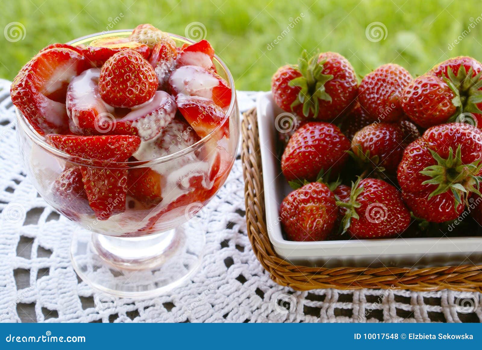 Organische Erdbeeren Mit Sahne Stockfoto - Bild von frucht, erdbeeren ...