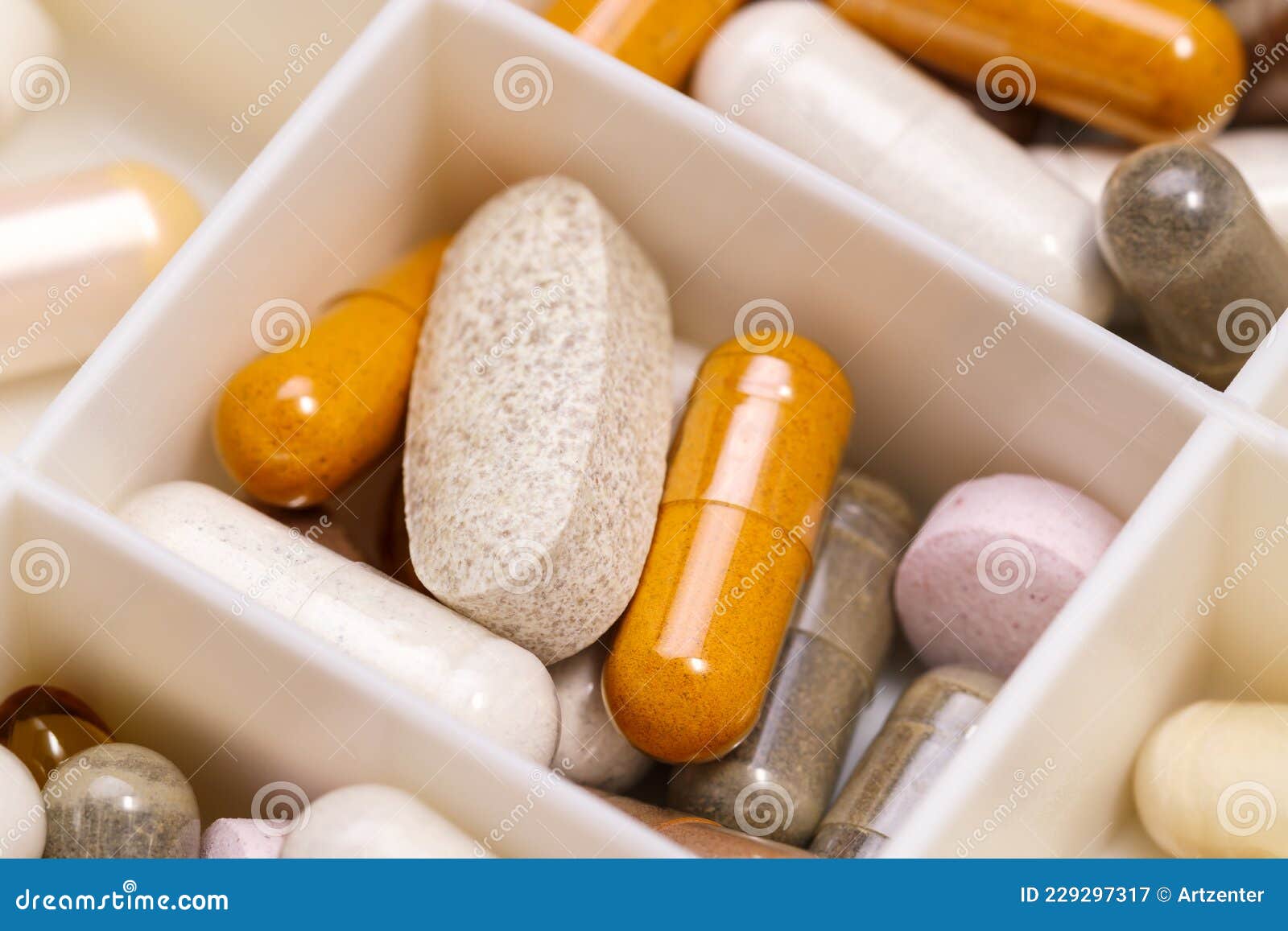 https://thumbs.dreamstime.com/z/organizador-de-medicamentos-pl%C3%A1sticos-con-p%C3%ADldoras-y-c%C3%A1psulas-la-medicina-pl%C3%A1stica-para-salud-atenci%C3%B3n-m%C3%A9dica-farmac%C3%A9utica-229297317.jpg
