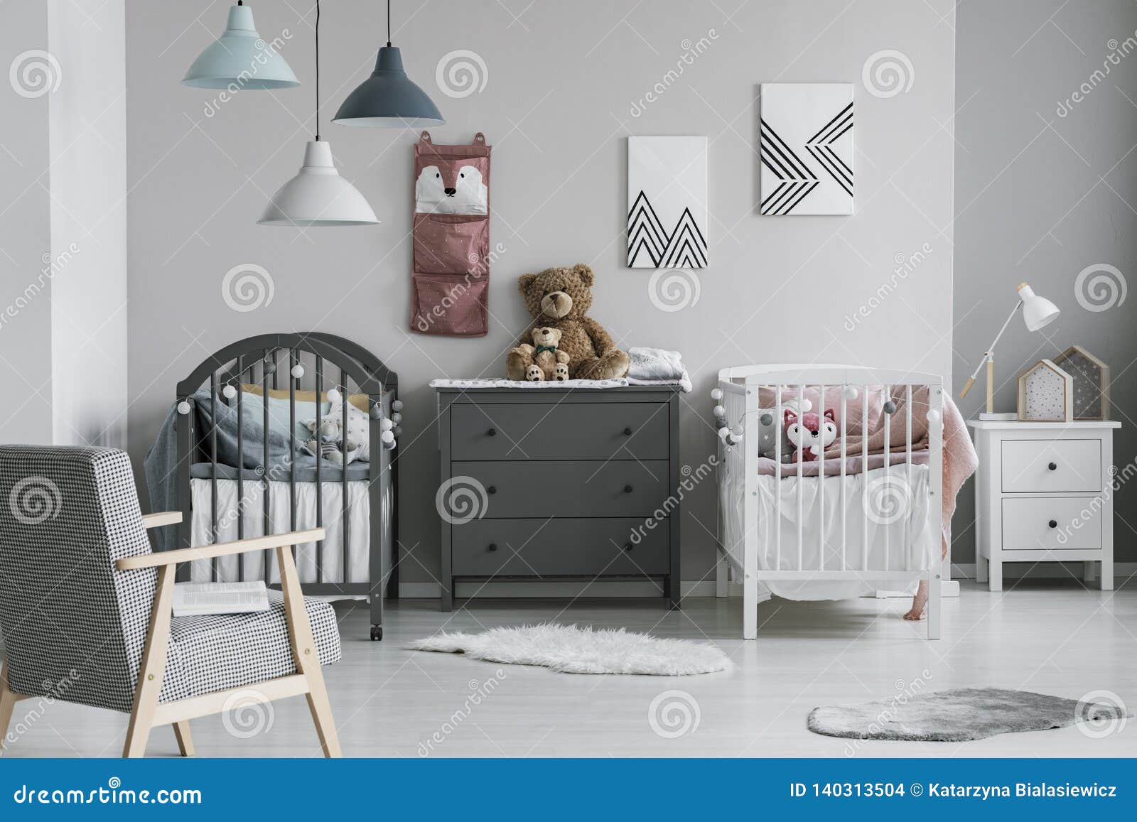Organizador En La Pared Del Dormitorio De Moda Del Bebé Con Dos Pesebres Pechos De Foto de archivo - Imagen de dormitorio, cabrito: 140313504