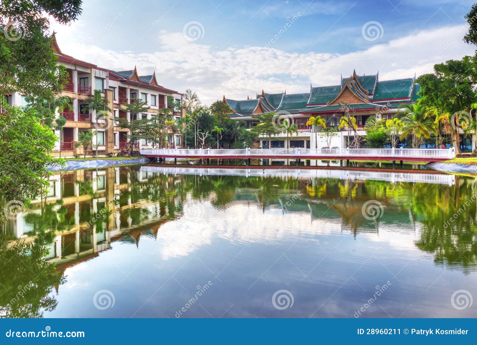 Orientalische Architektur Reflektiert Im Teich Stockbild Bild von