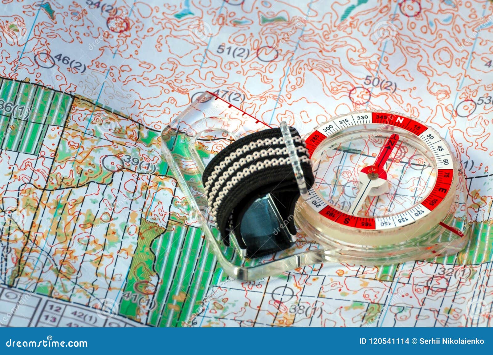 Orienteering Bussola E Mappa Topografica Attrezzatura Di Navigazione Per  L'orienteering Il Concetto Fotografia Stock - Immagine di scheda,  avventura: 120541114