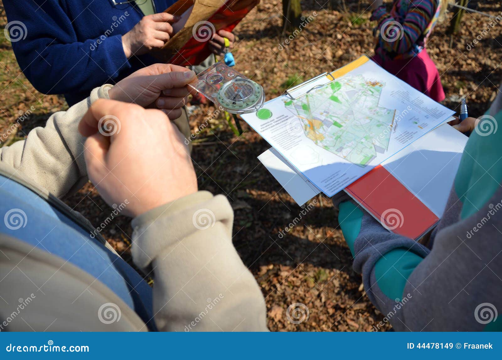 Orienteering的体育. 有明显程度和纸地图的一个指南针 学会取向