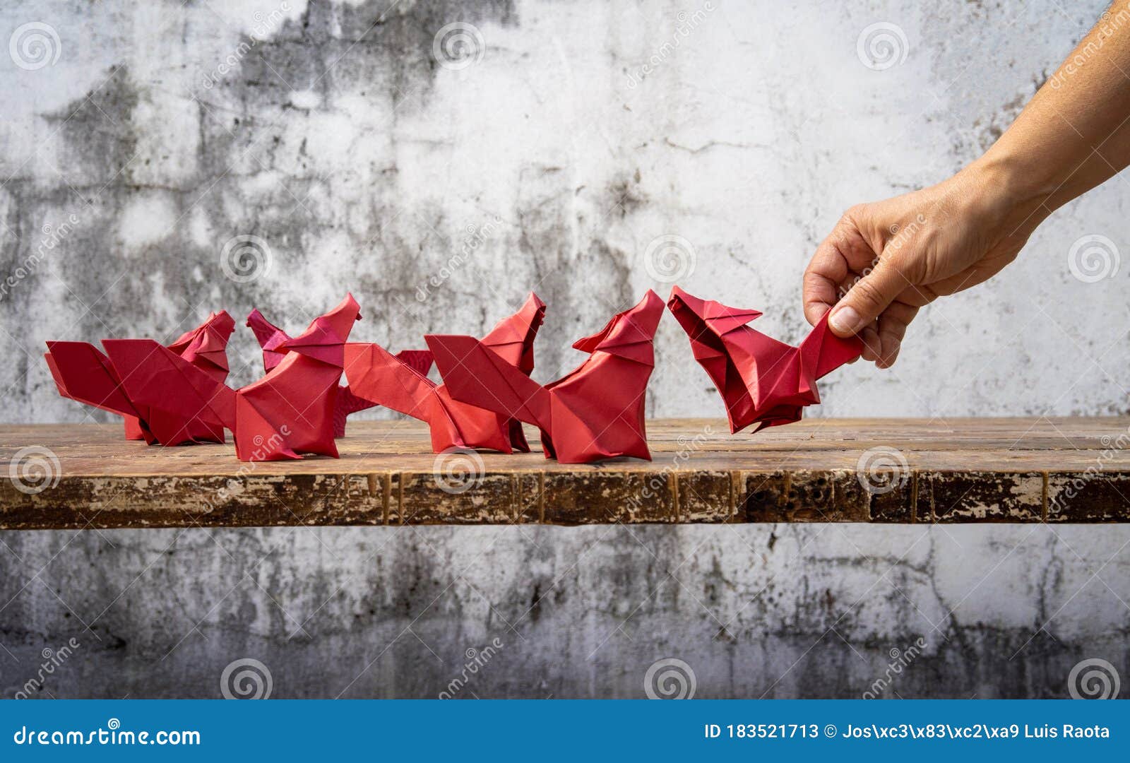 Sí misma Empleador salón Origami De Ori Significa Plegado Y Kami Significa Papel Es El Arte Del  Plegado De Papel Imagen de archivo - Imagen de concepto, oriental: 183521713