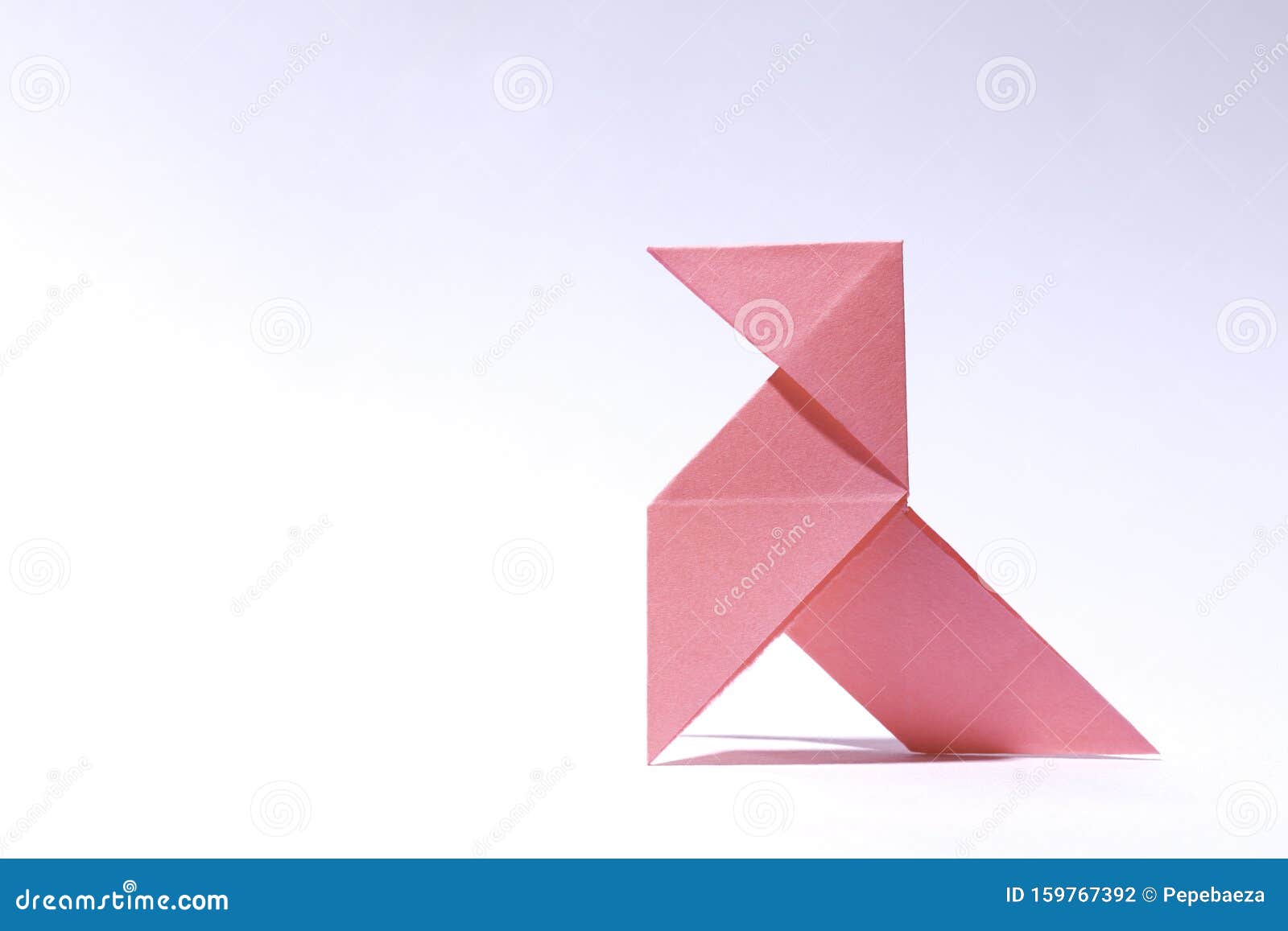 Origami di carta rosa fotografia stock. Immagine di carta 159767392