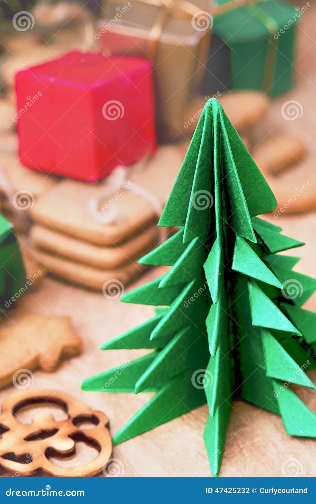 origami julgran Origami Julgran Och Pepparkakakakor Arkivfoto   Bild av inget 