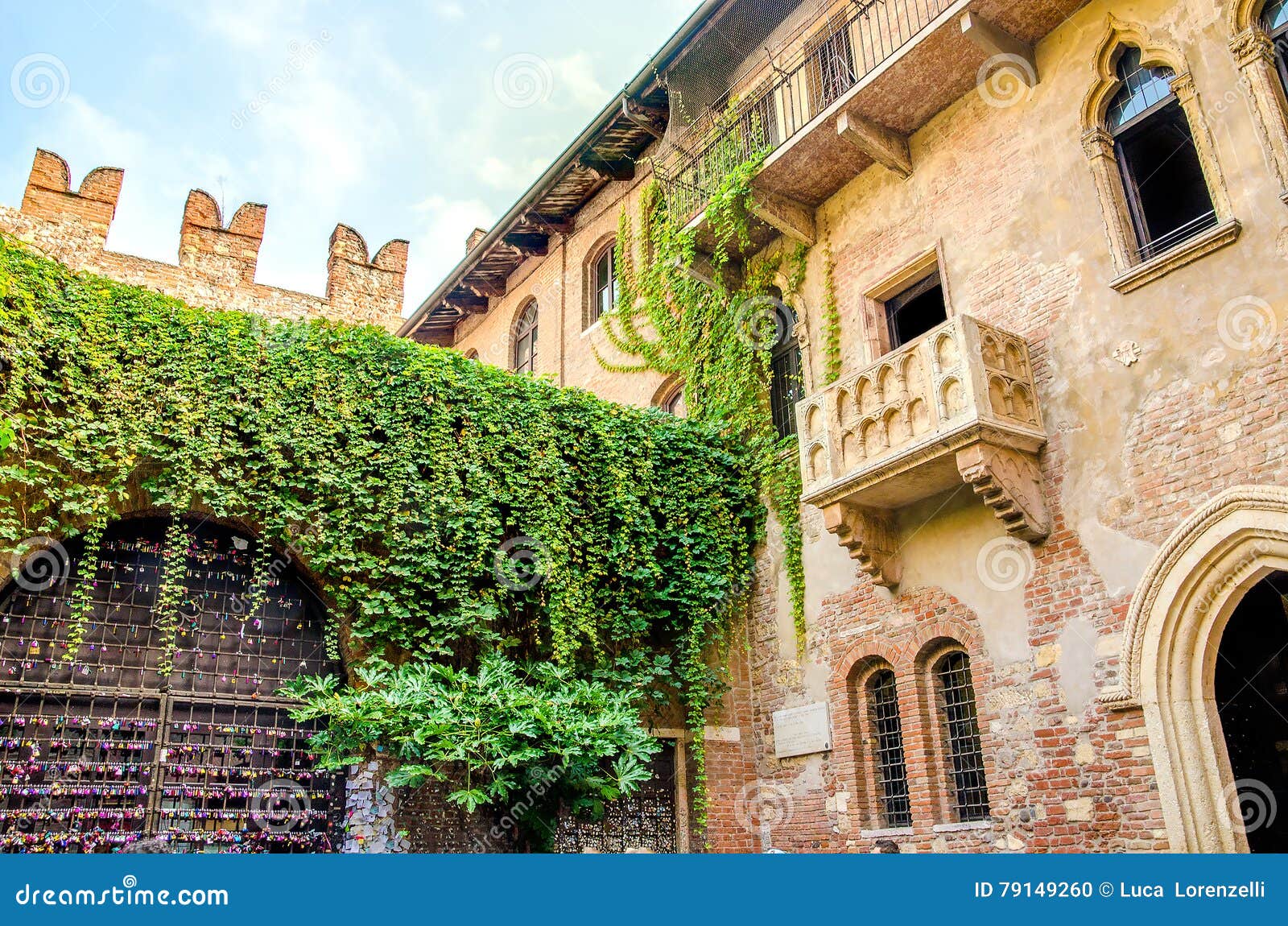 the original romeo and juliet balcony located in verona, italy