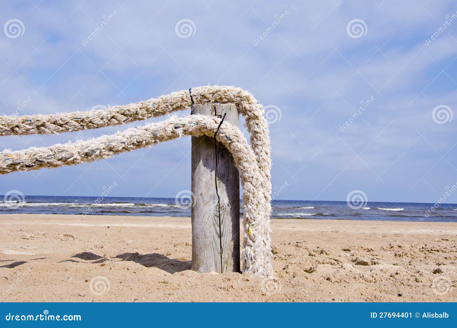 Repstaket på havet för semesterortstrandnea fotografering för ...